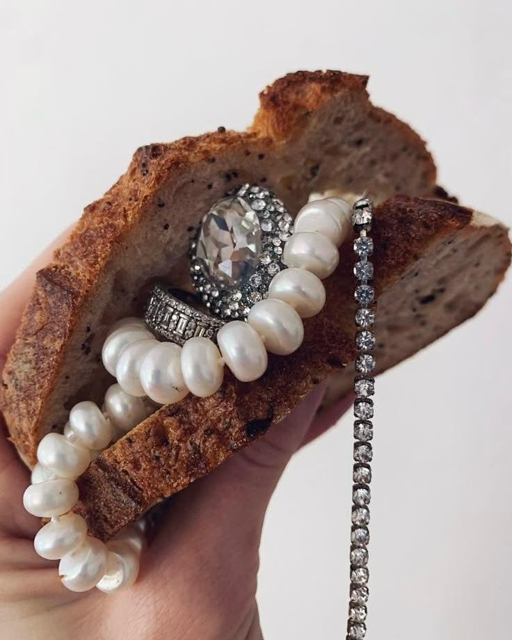 AURA brillantini e forme delicate