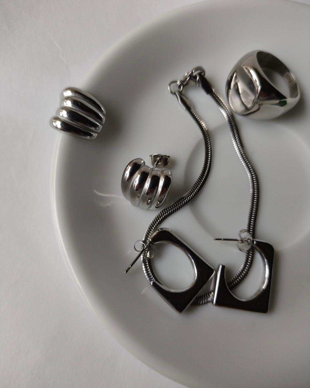 RESPIRO argento e linee fluide