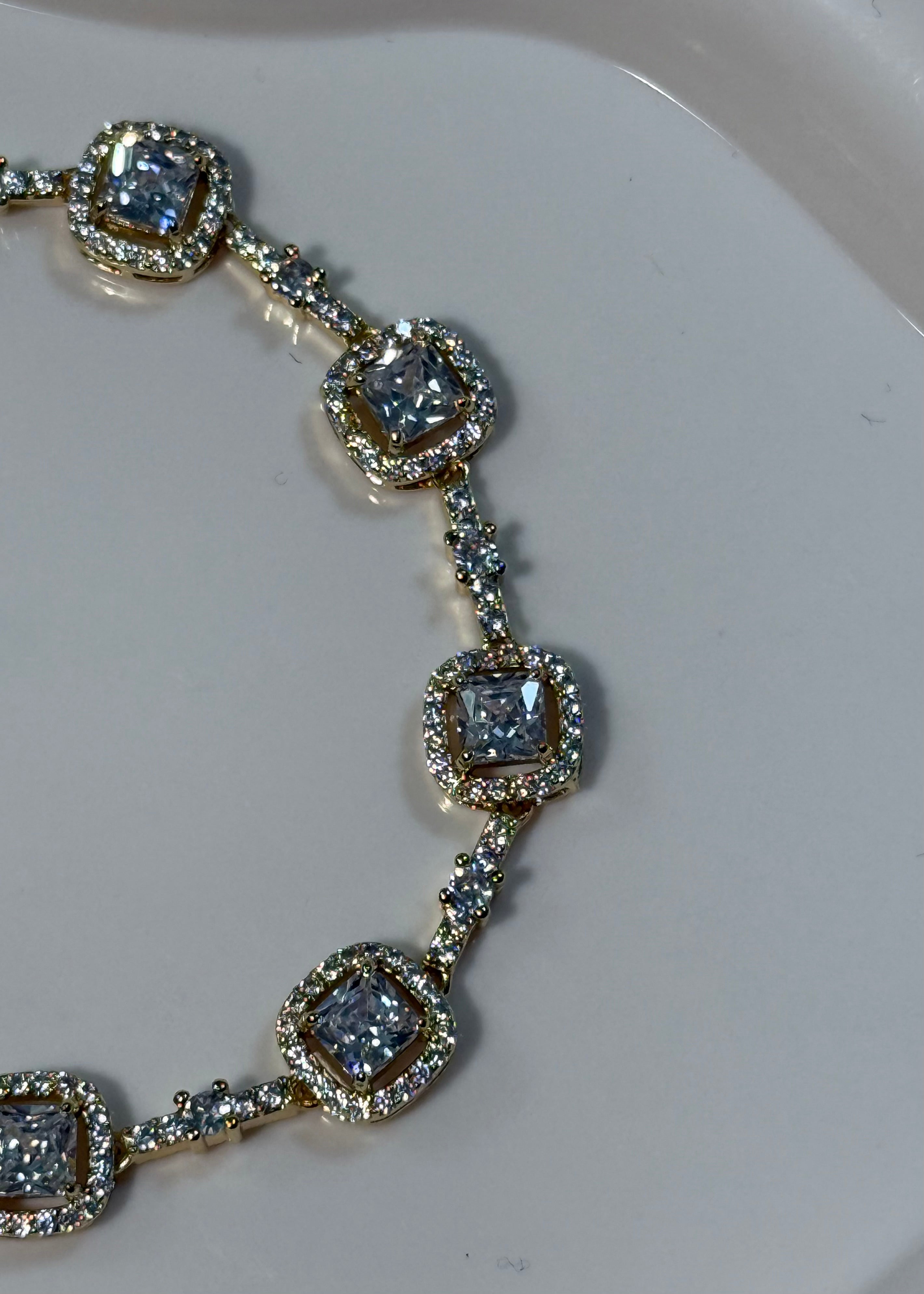 Bracciale gold con pietra quadrata bianca