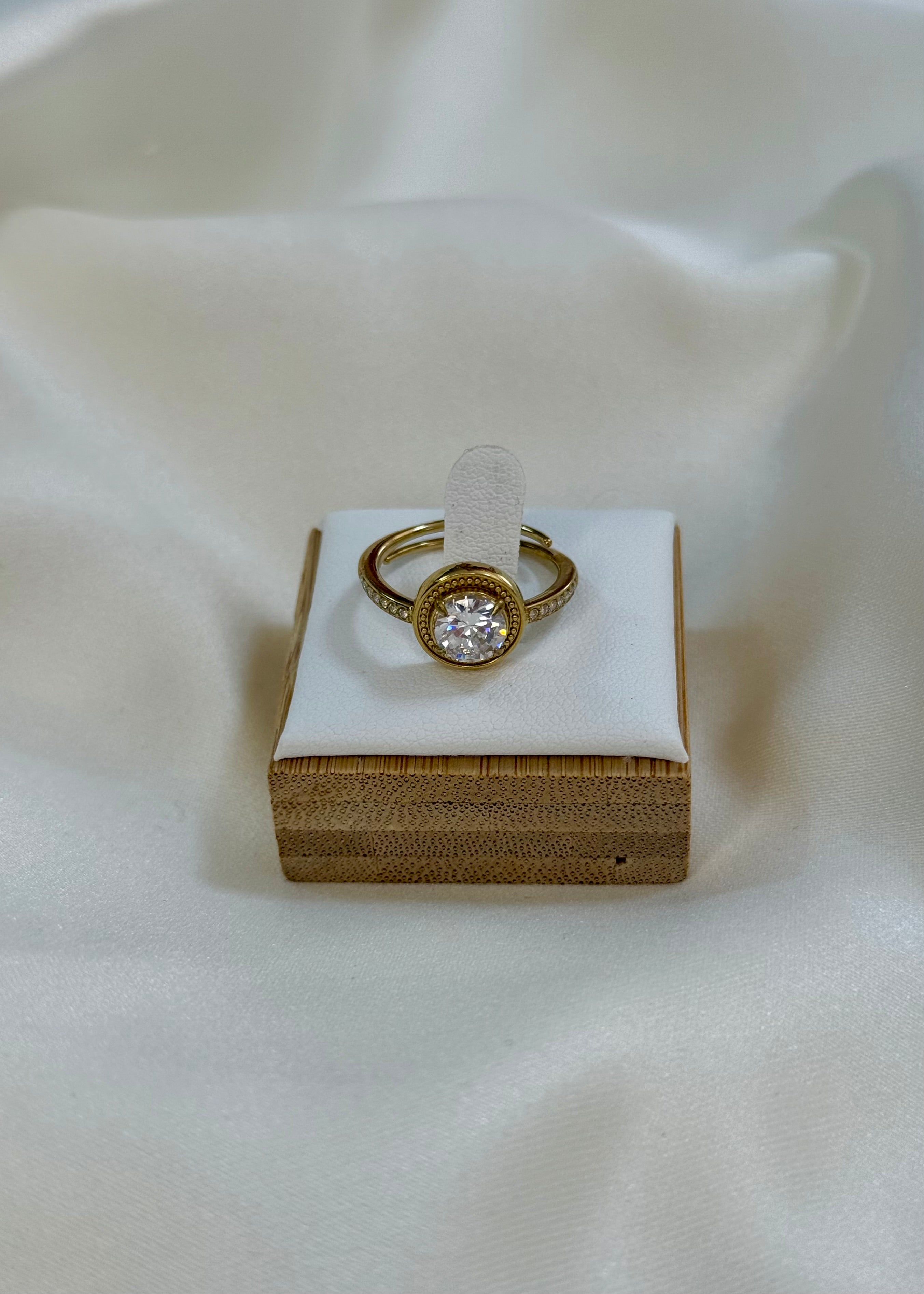 Anello solitario gold con pietra bianca