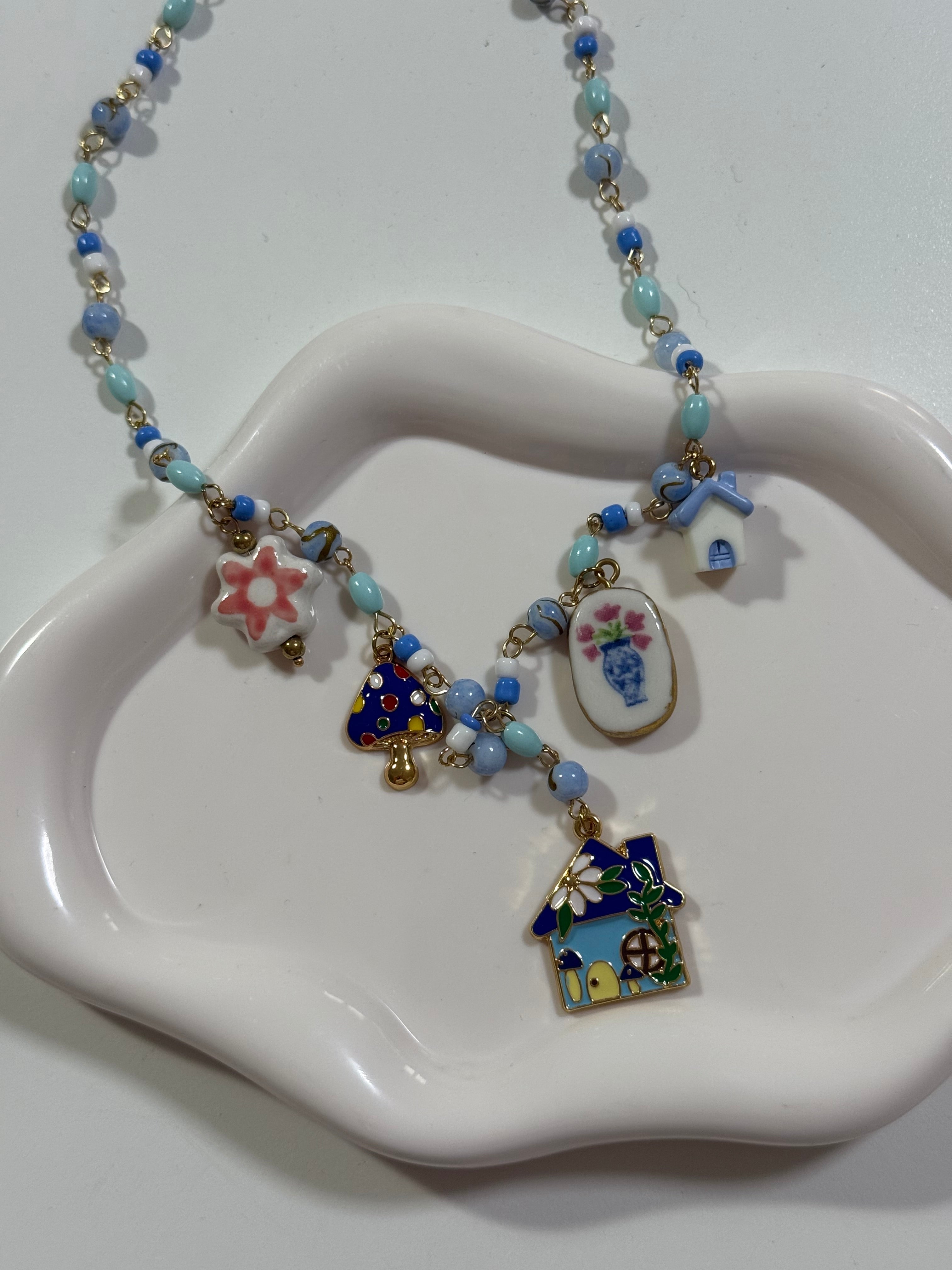 Collana azzurra multicharm
