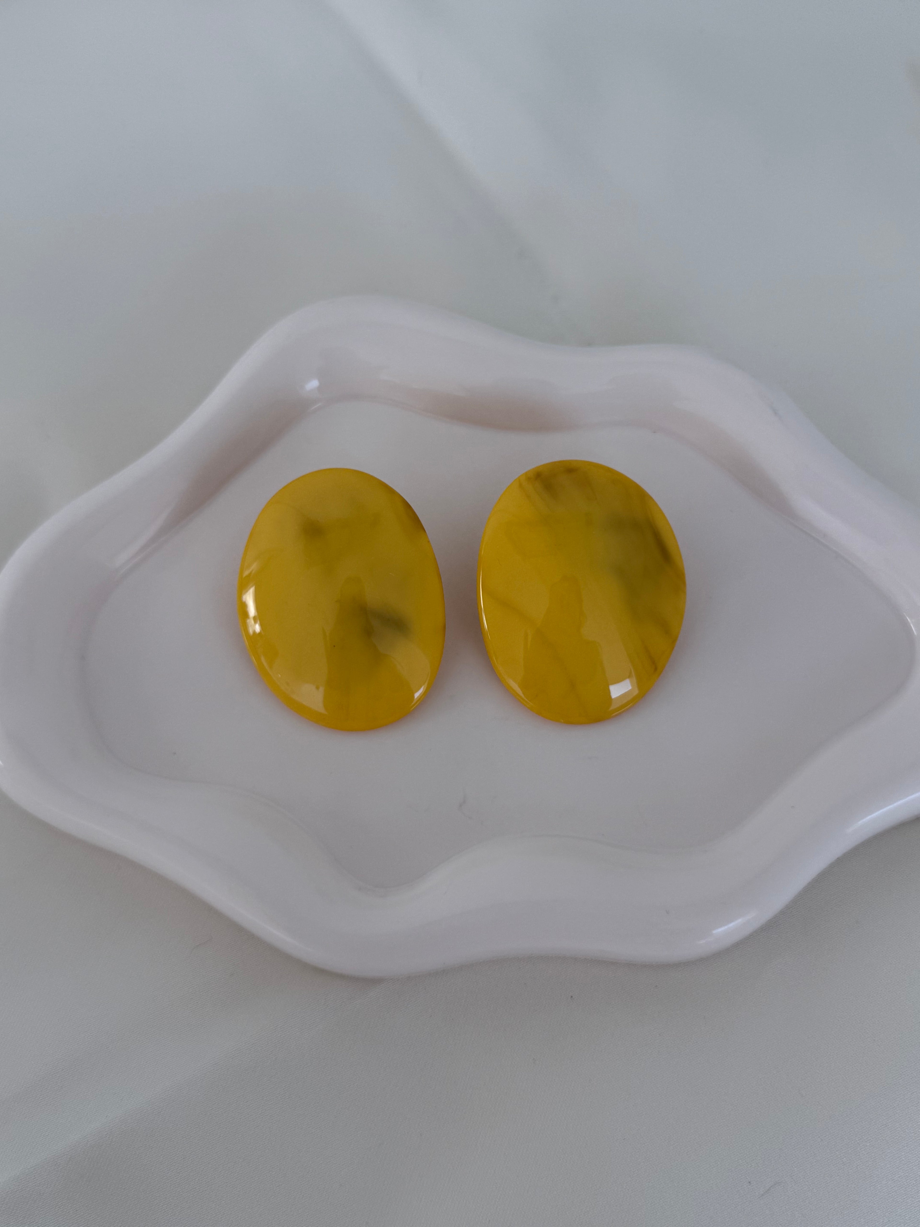 Bottone ovale giallo