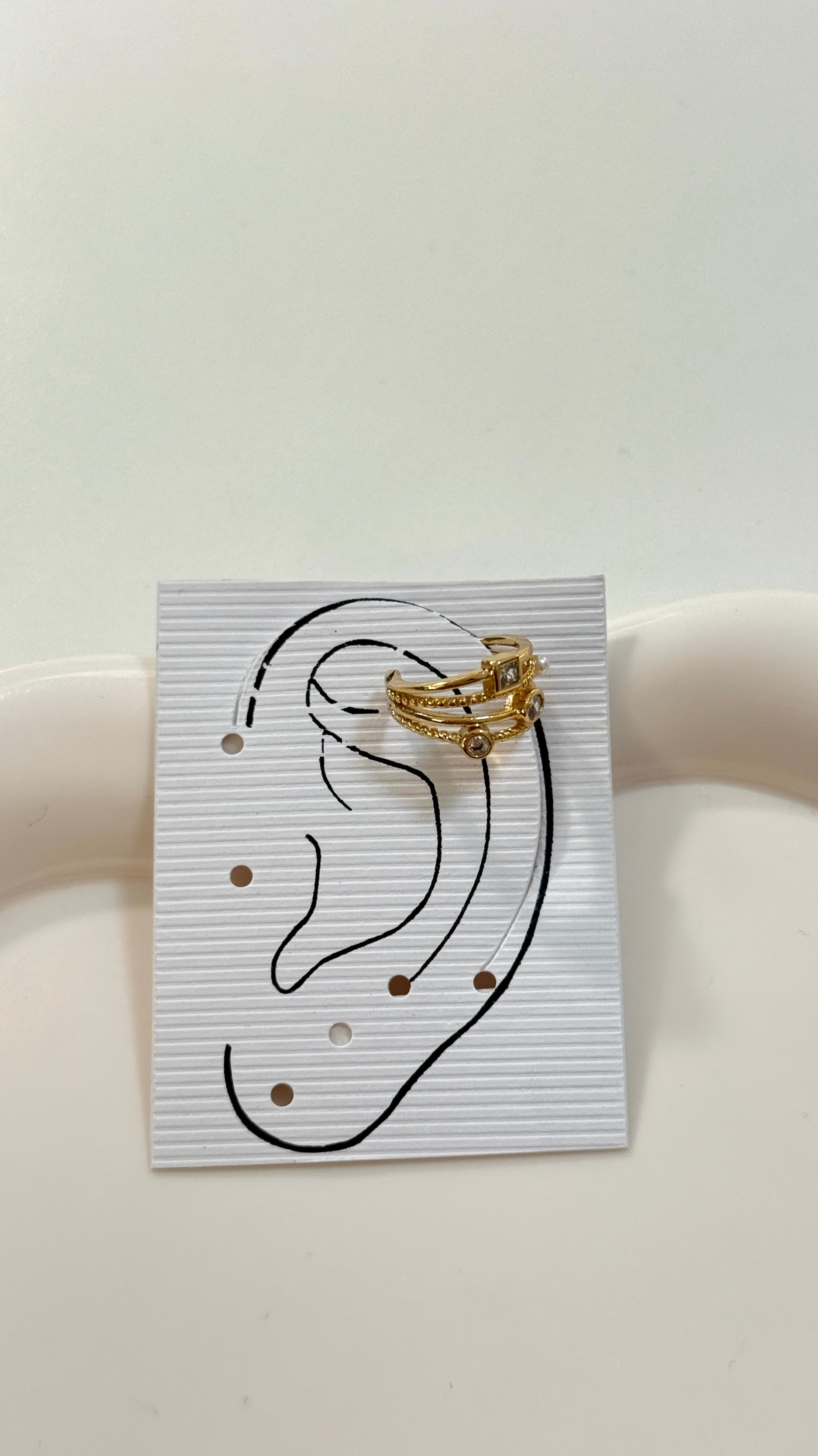 Earcuff details gold