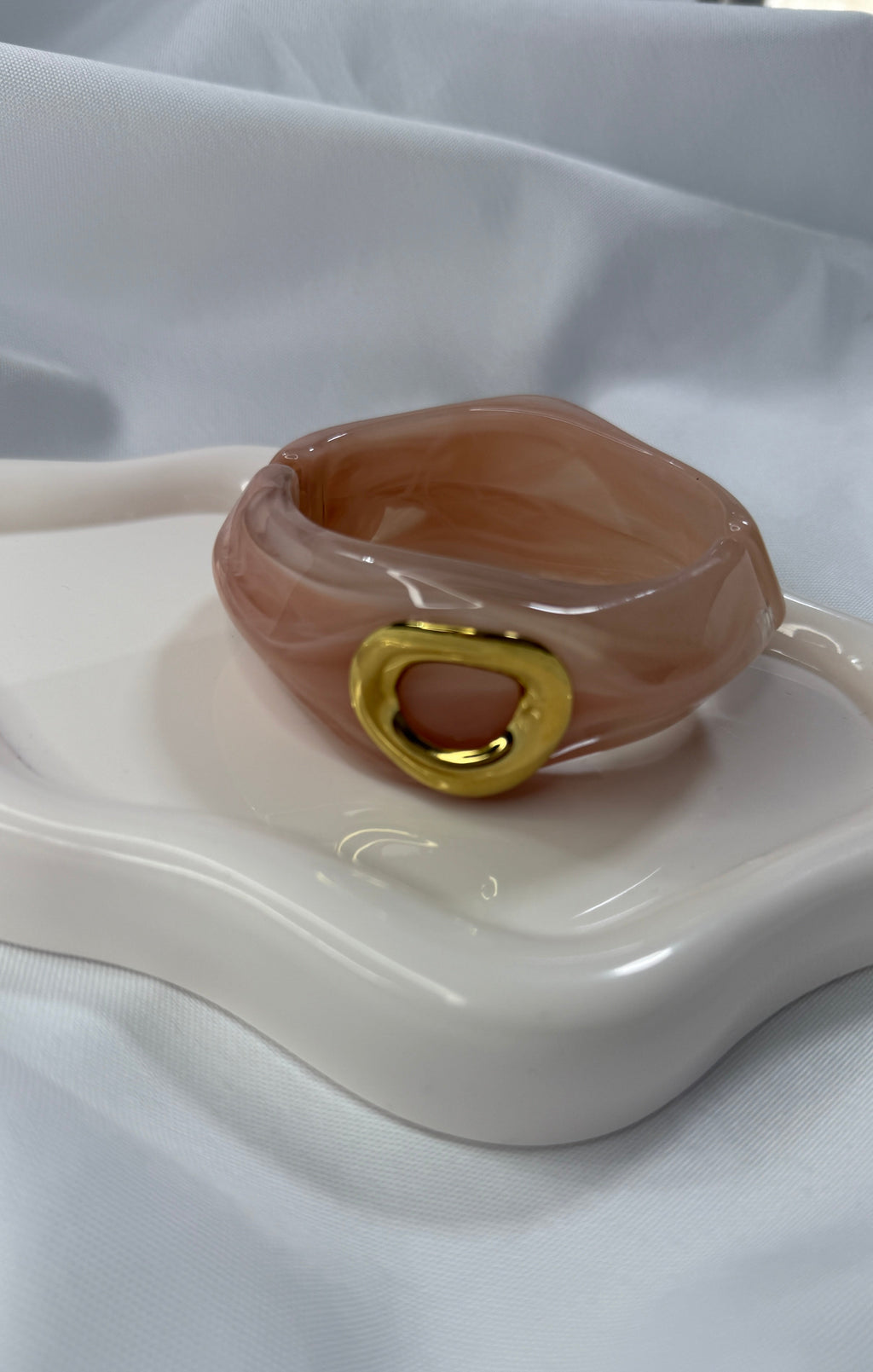 Bracciale rigido rosa con dettaglio in oro