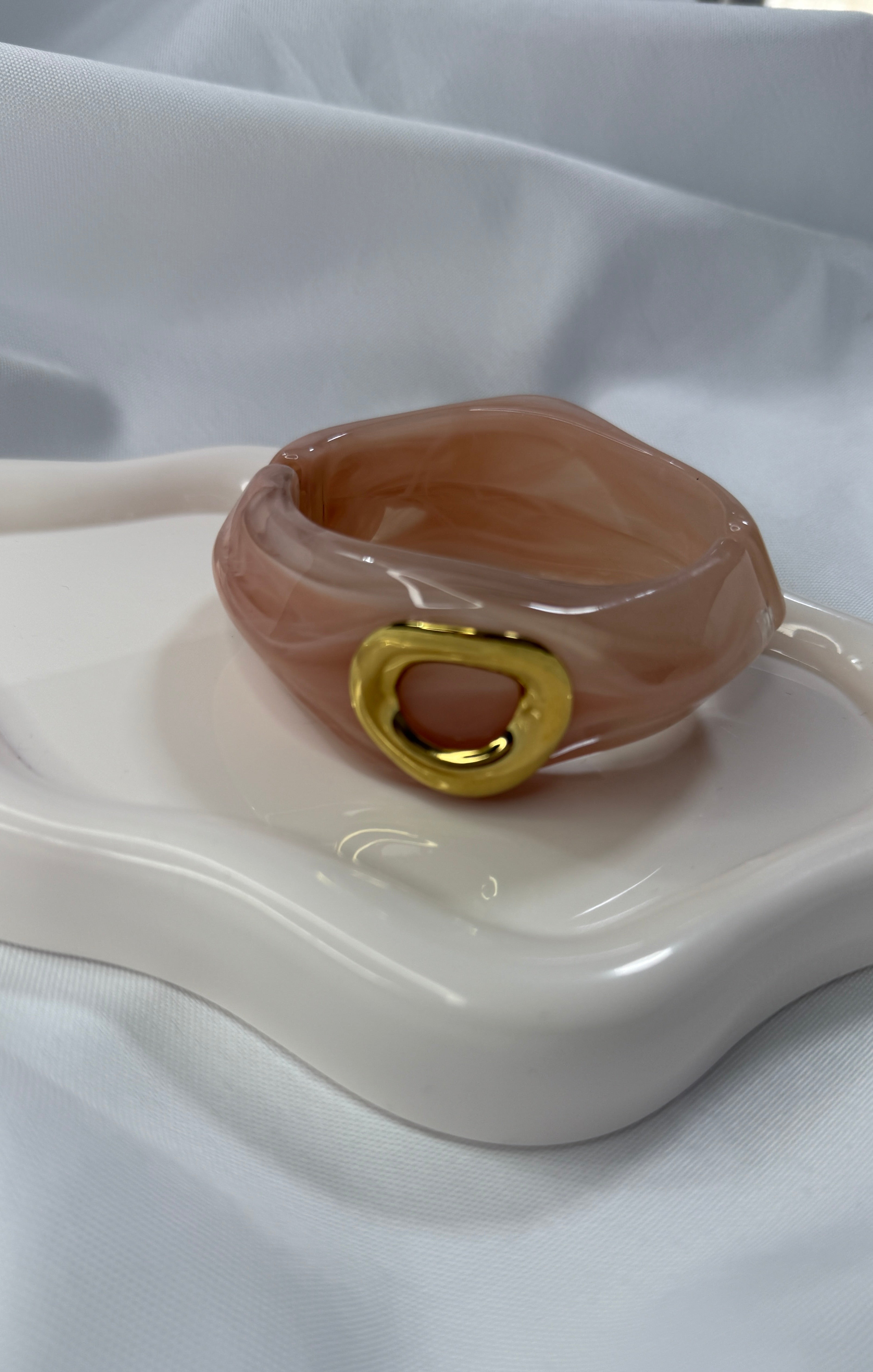 Bracciale rigido rosa con dettaglio in oro