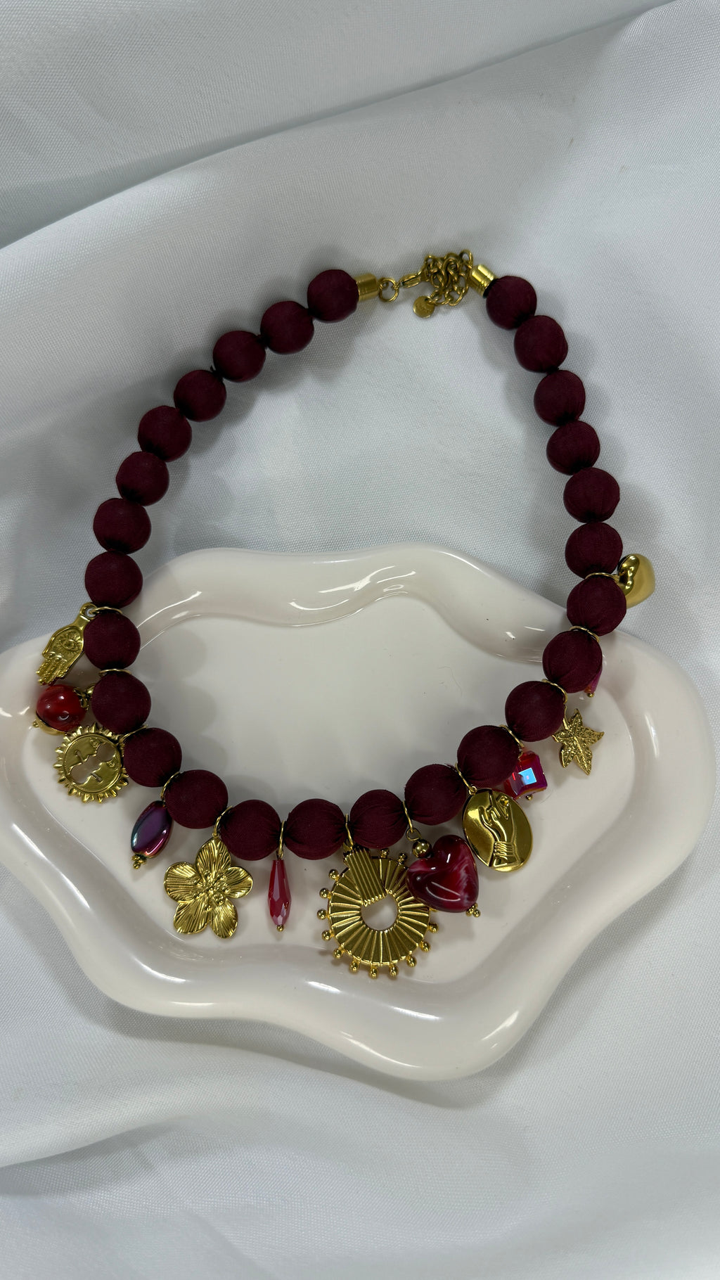 Collana Leila multicharm bordeaux