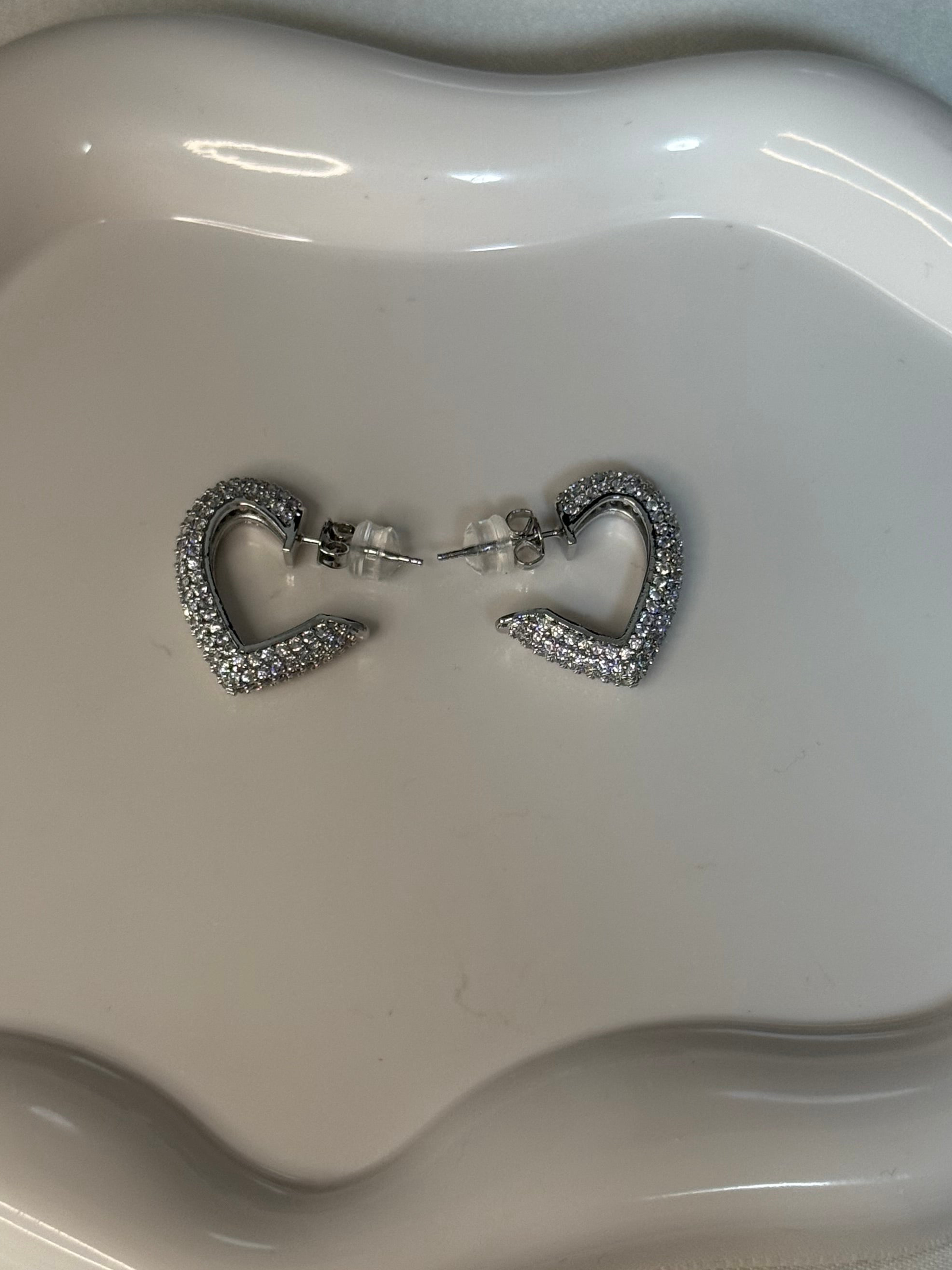Orecchini “metà cuore” silver