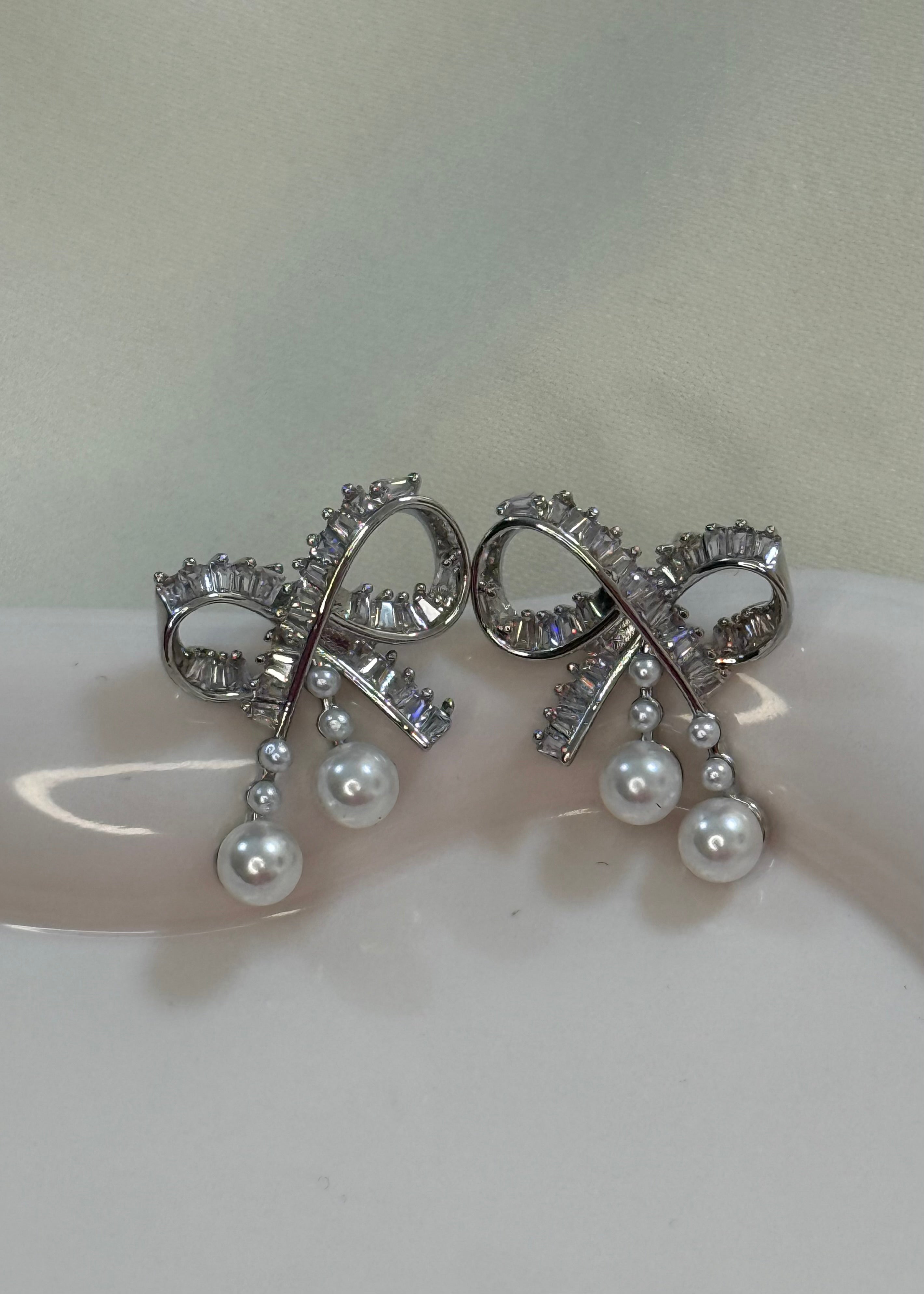 Orecchini fiocco e perline silver