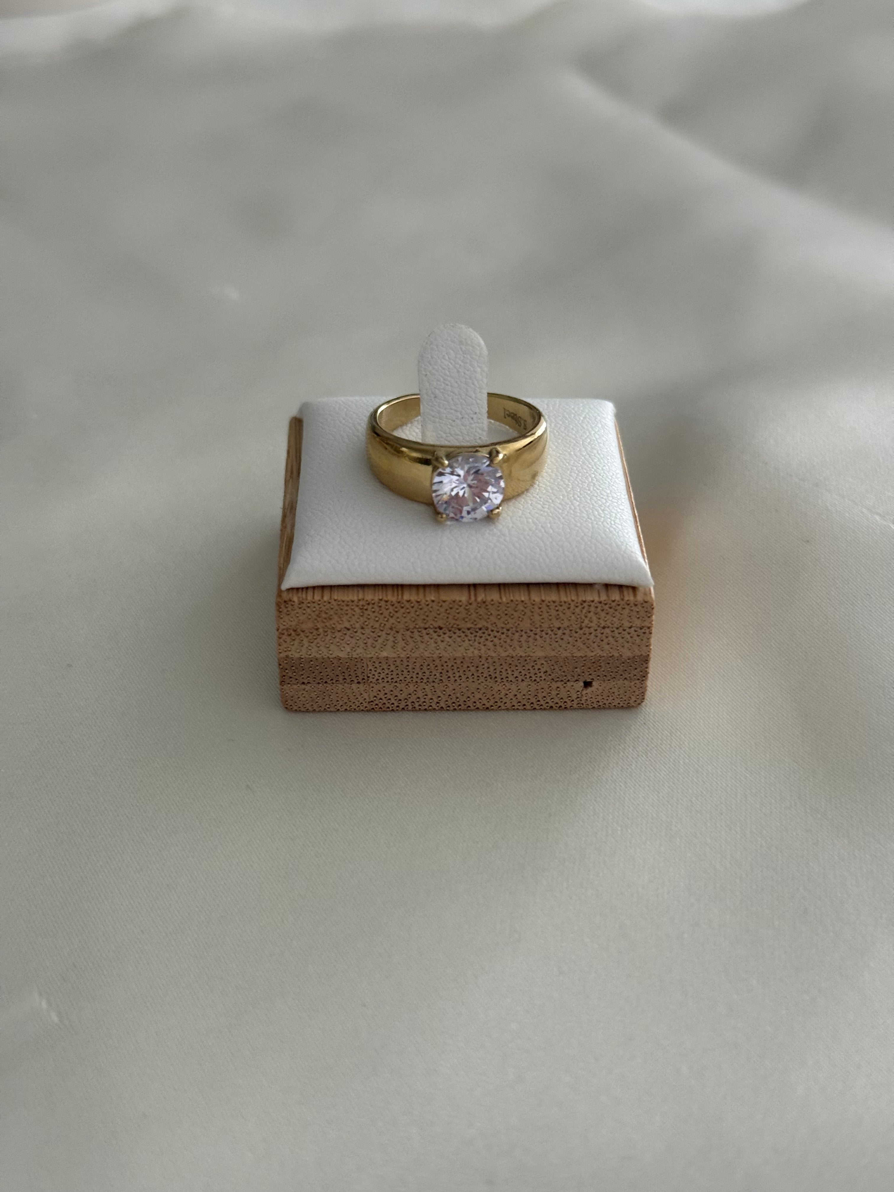 Anello solitario con pietra bianca