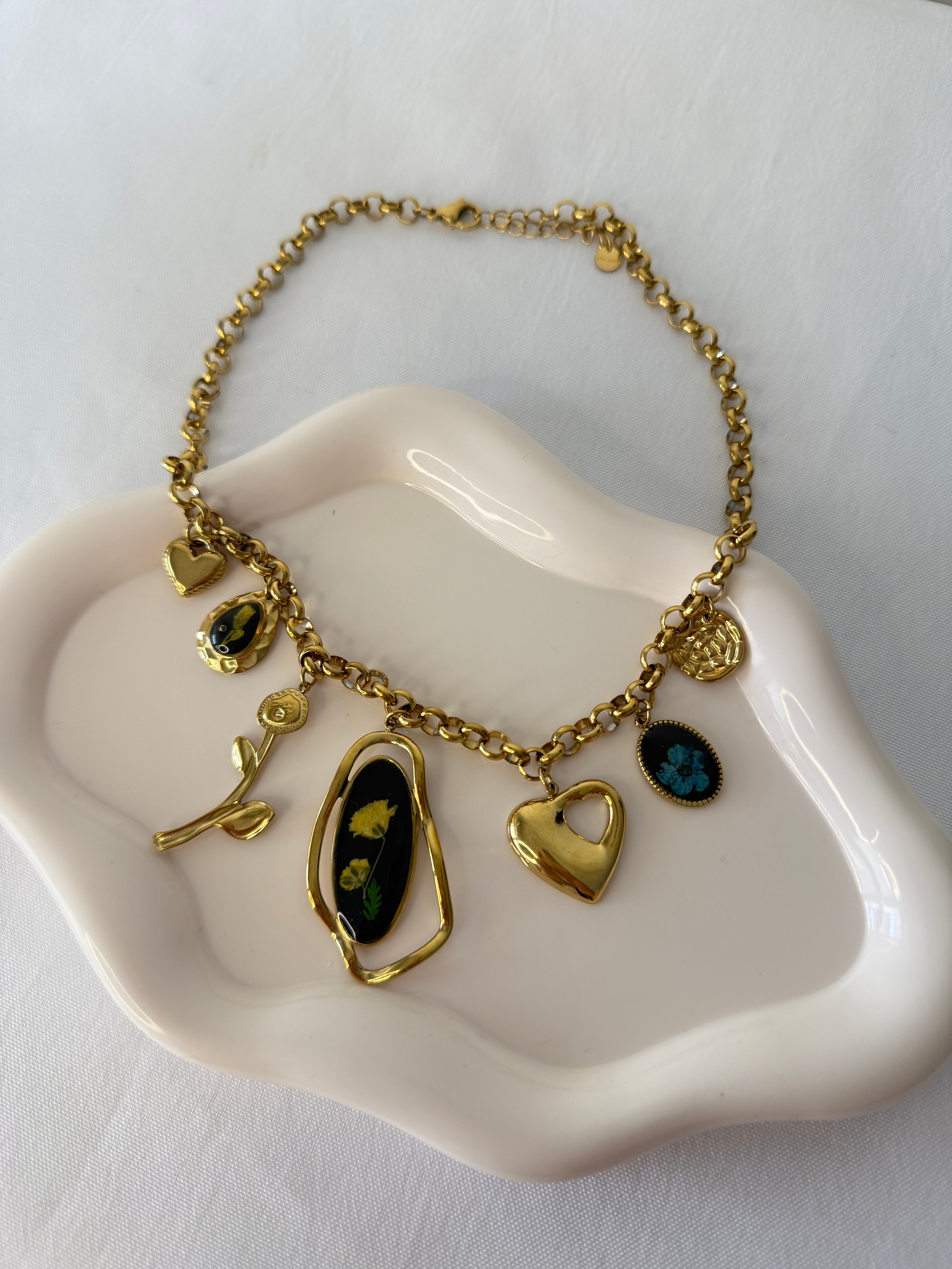 Collana black flowers