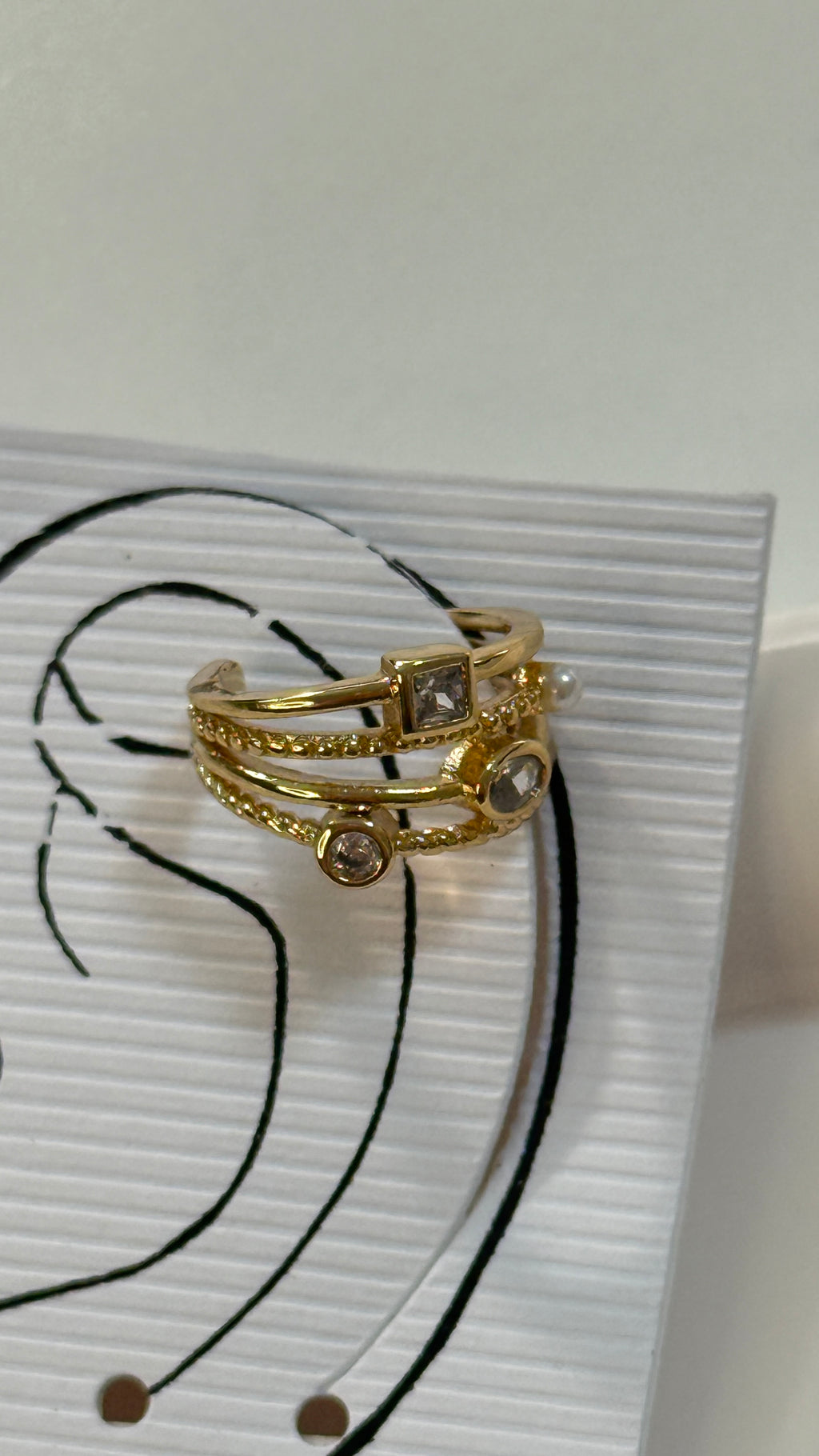 Earcuff details gold