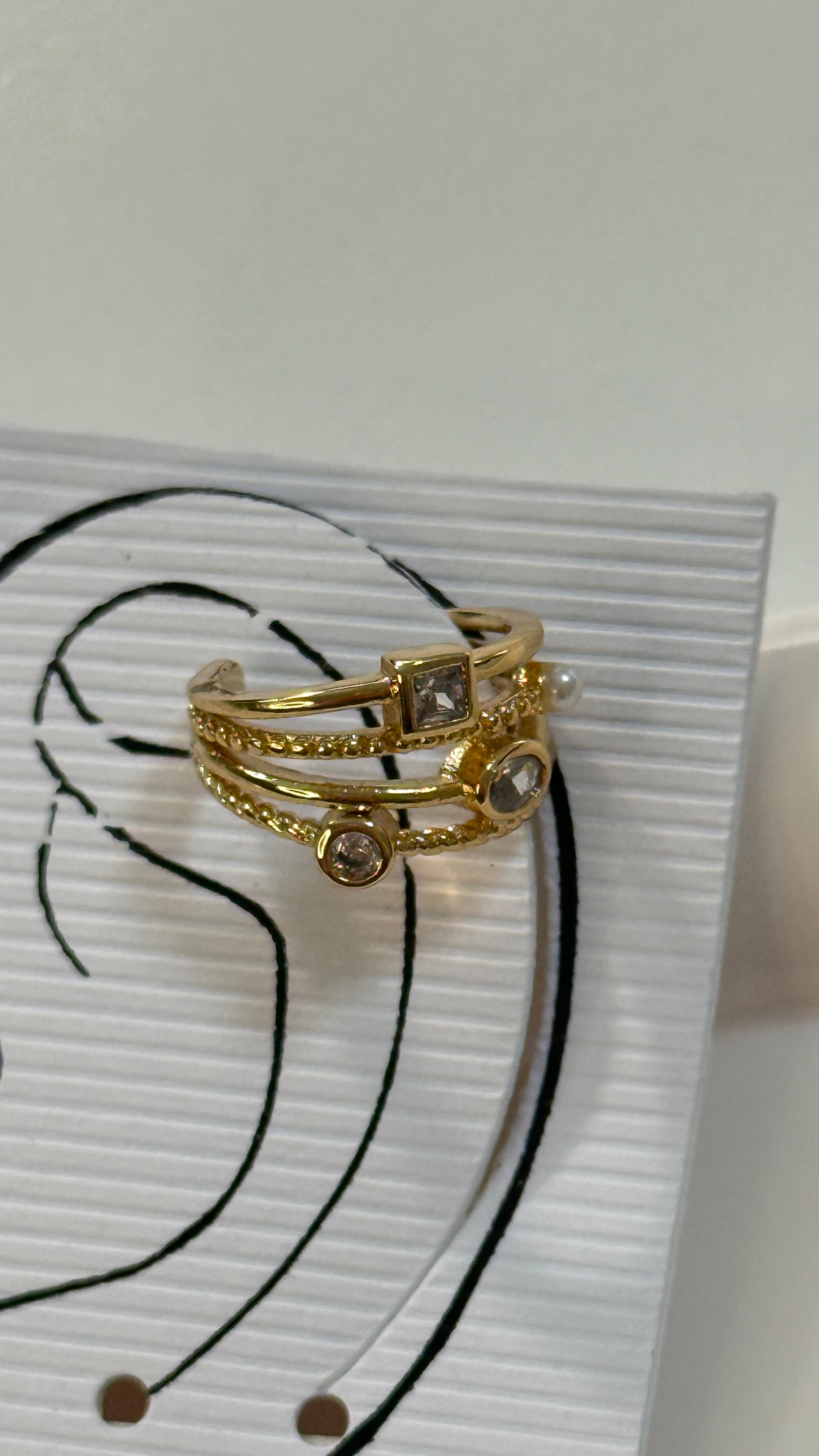 Earcuff details gold