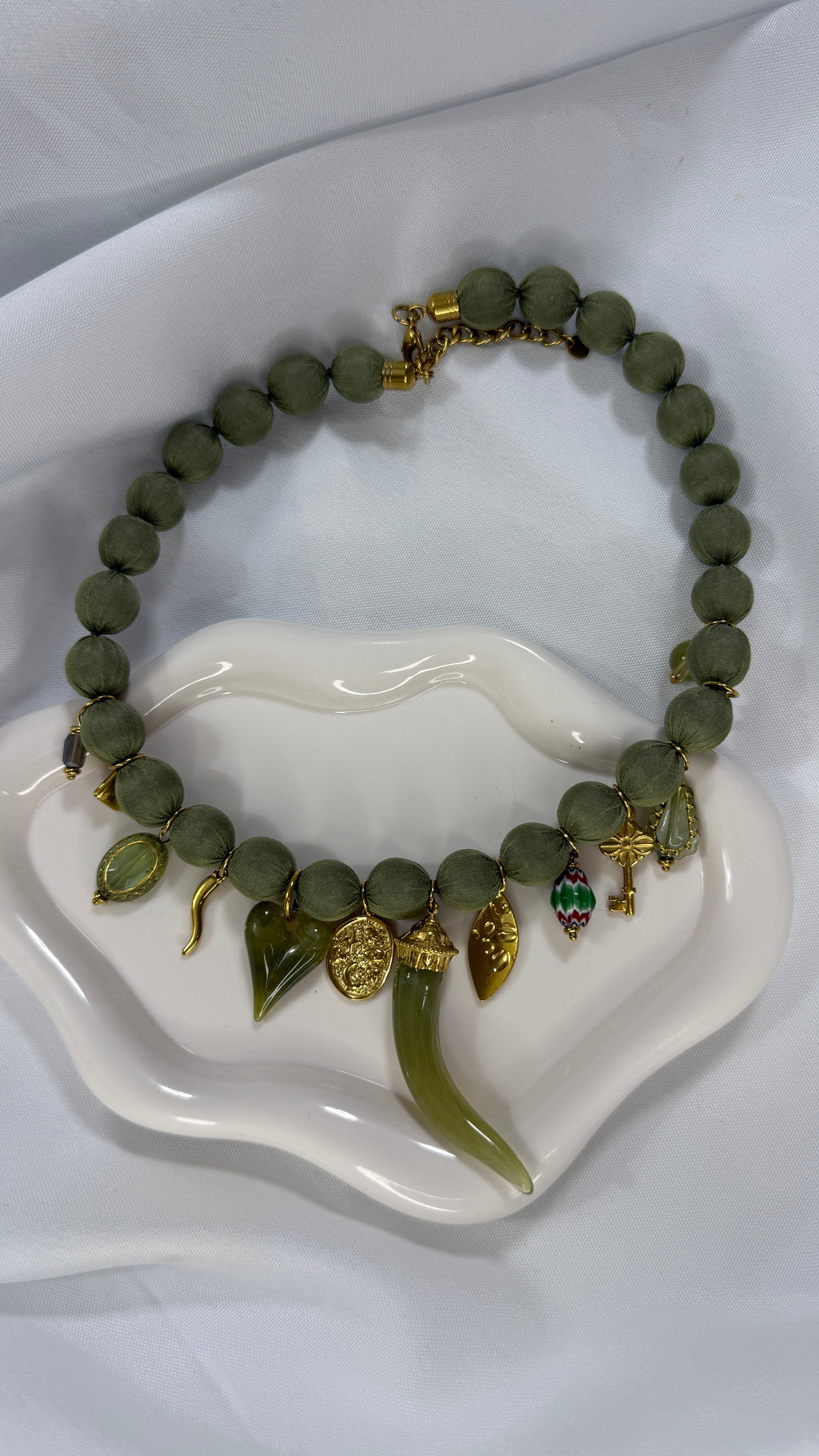 Collana Leila multicharm verde
