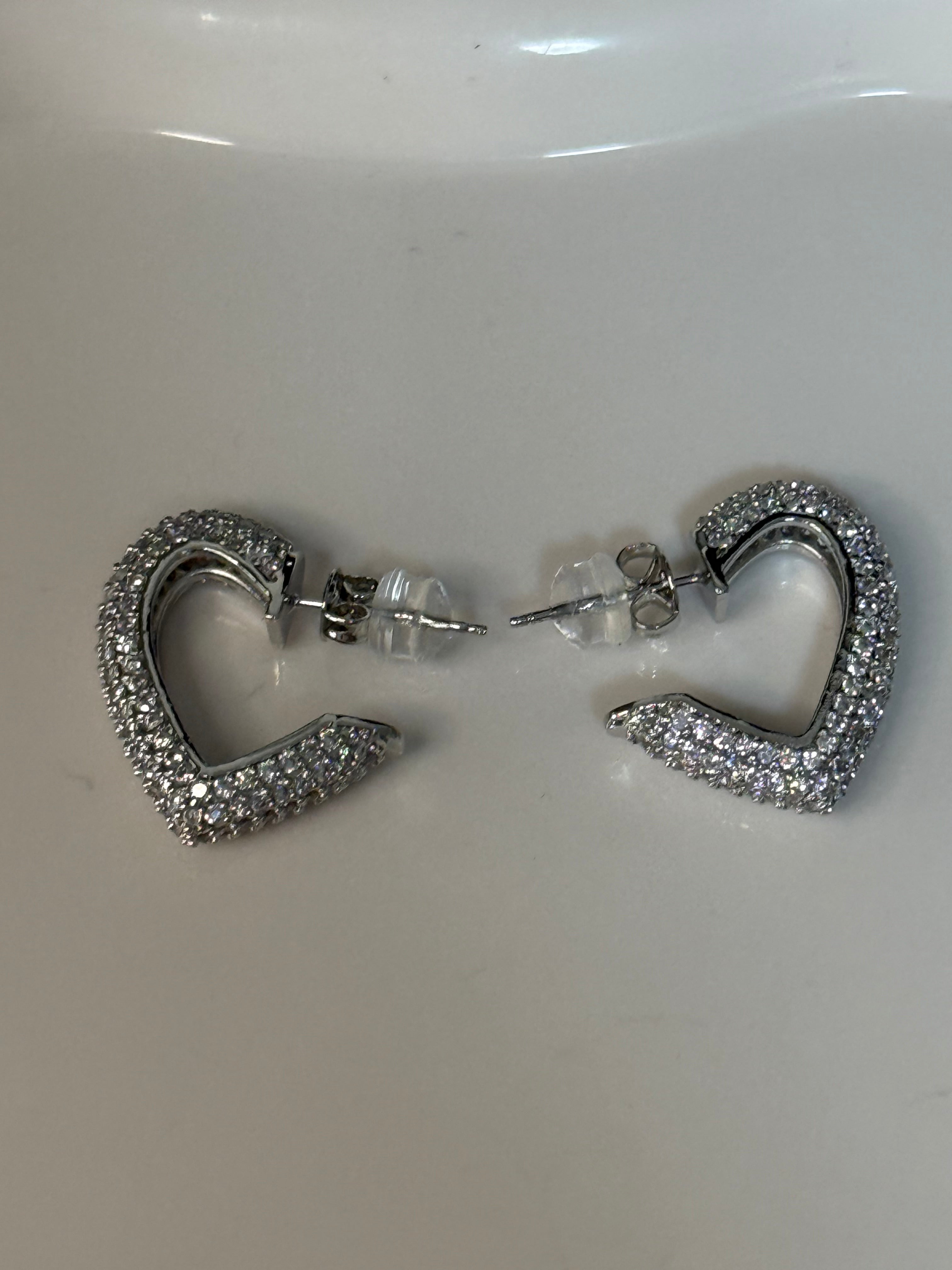 Orecchini “metà cuore” silver