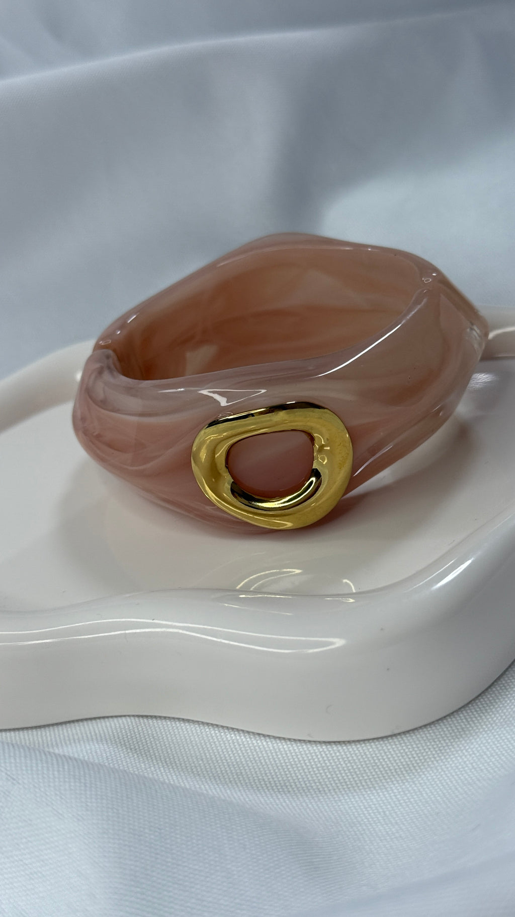 Bracciale rigido rosa con dettaglio in oro