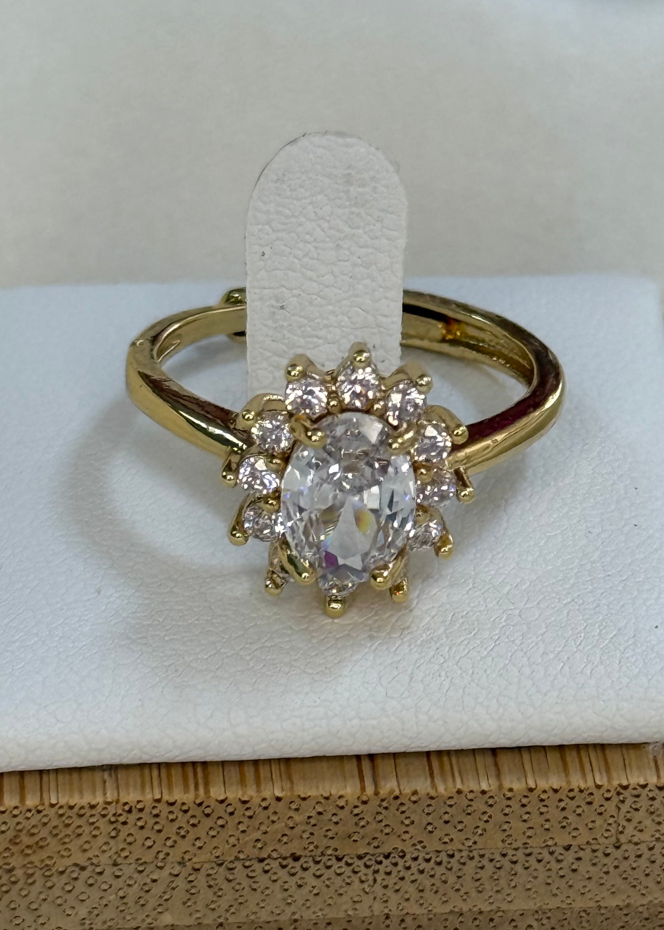 Anello Katy gold e pietra bianca