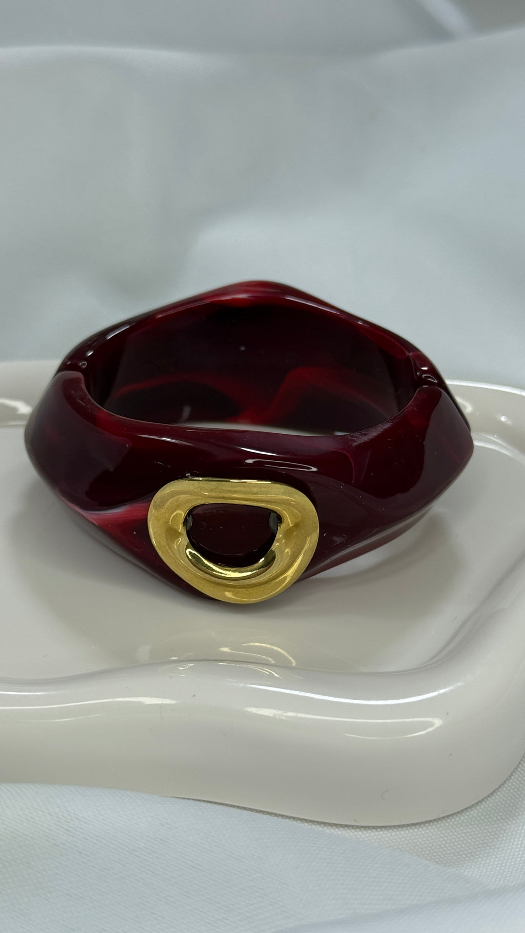 Bracciale rigido bordeaux con dettaglio oro