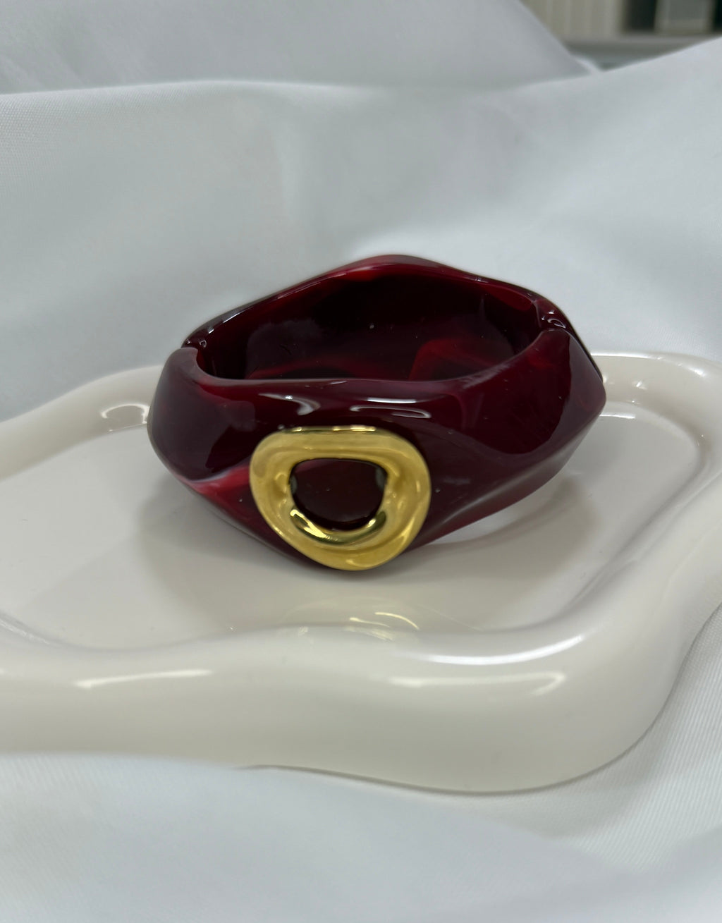 Bracciale rigido bordeaux con dettaglio oro