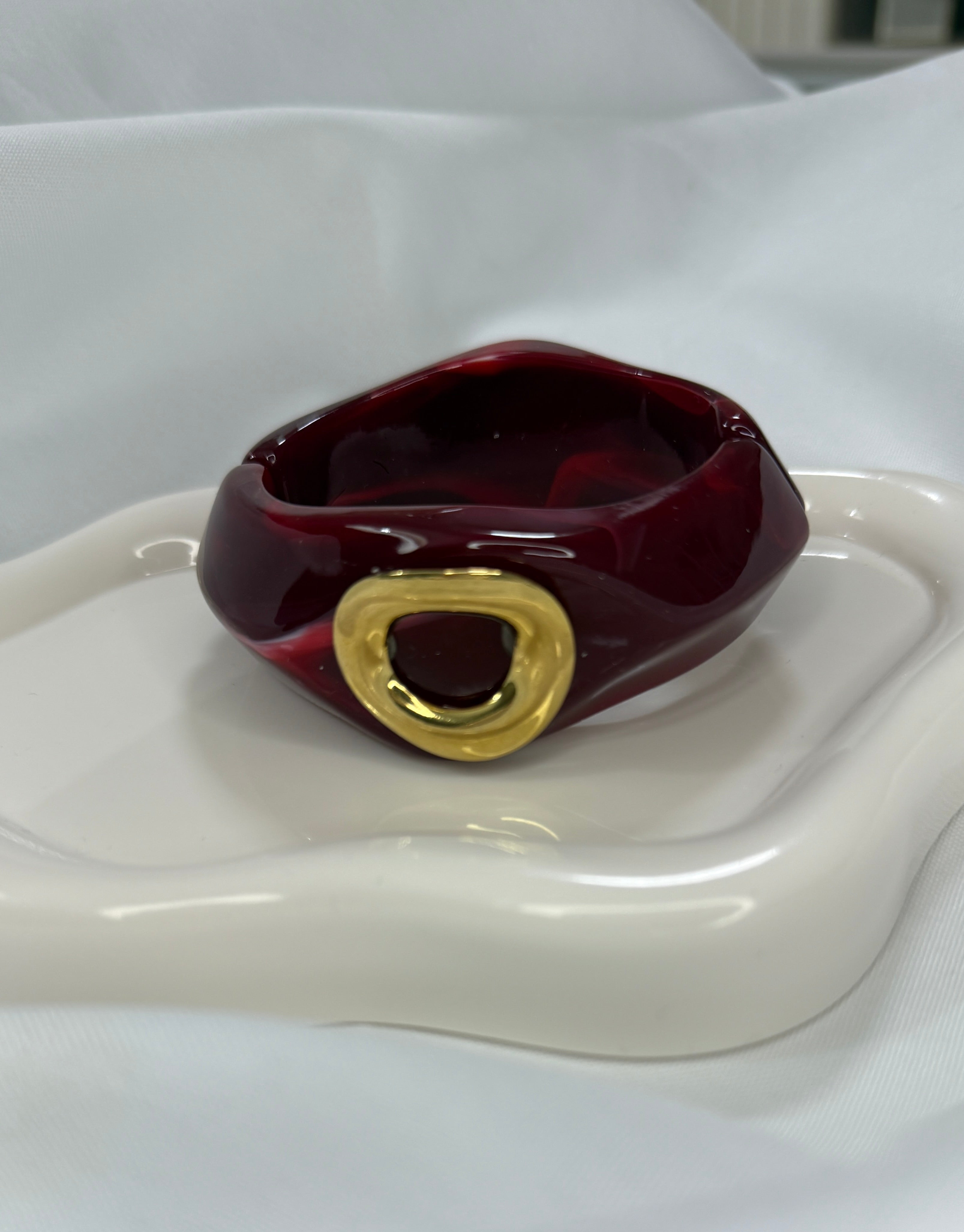 Bracciale rigido bordeaux con dettaglio oro