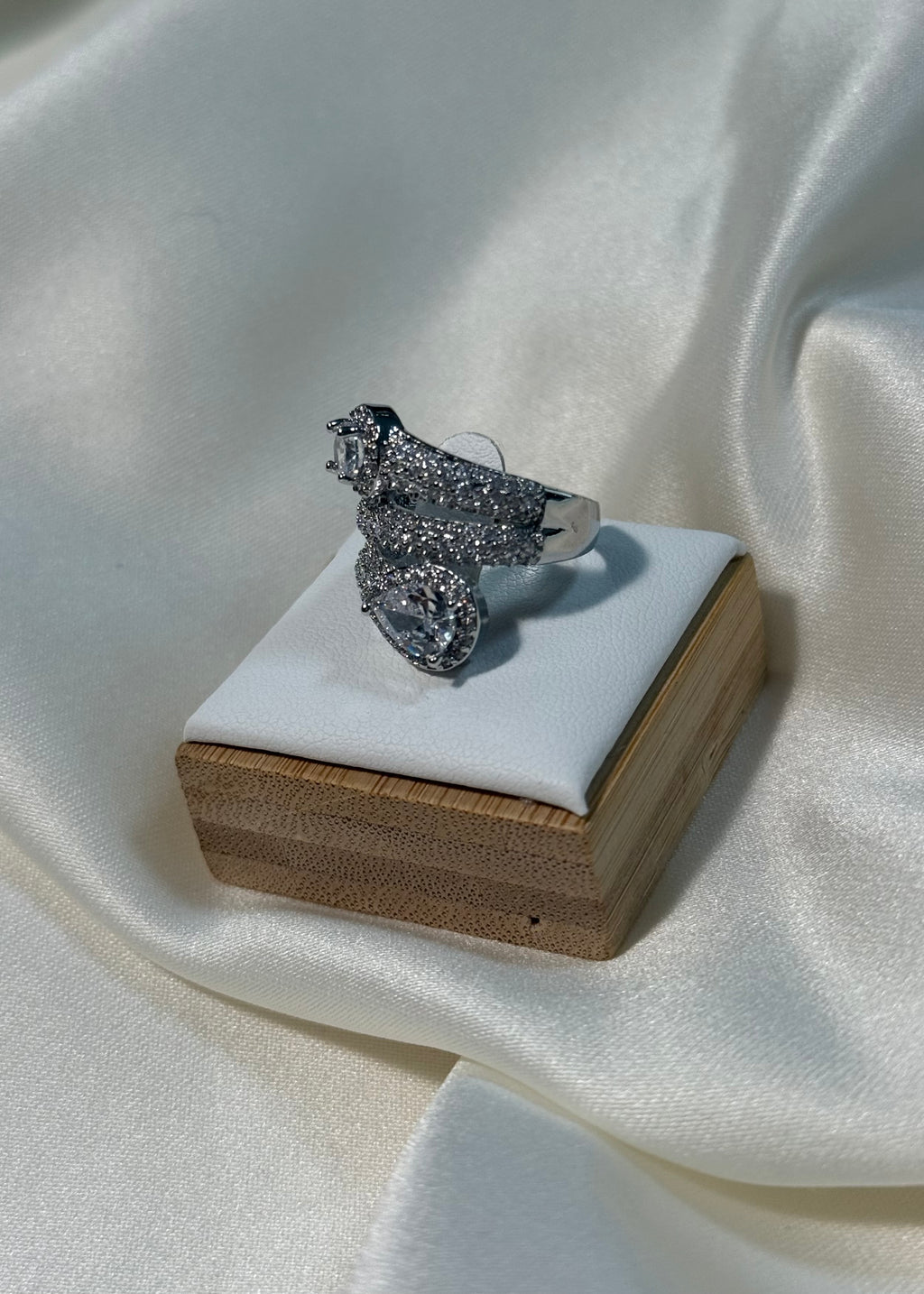 Anello Daisy in silver con pietra bianca