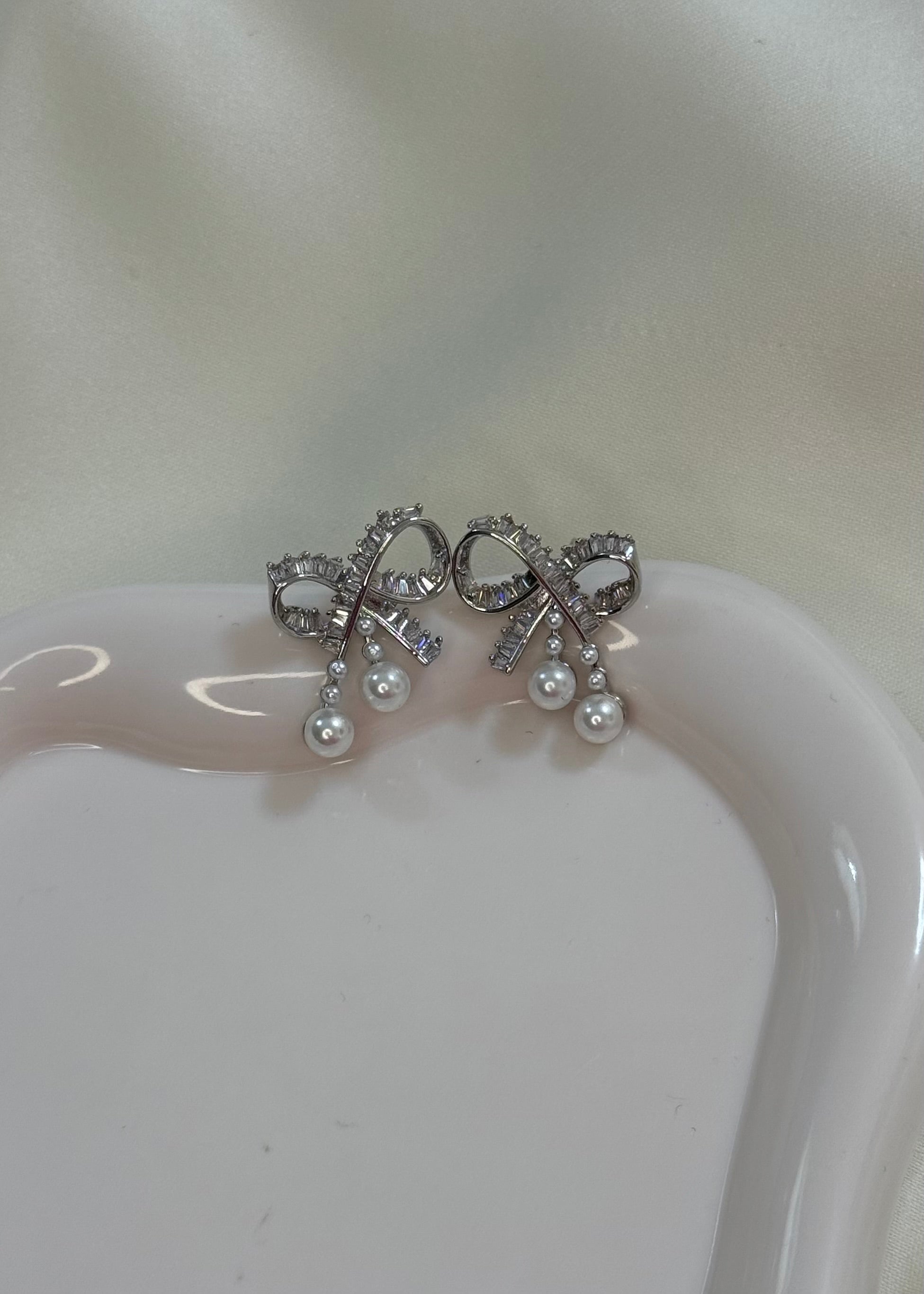 Orecchini fiocco e perline silver