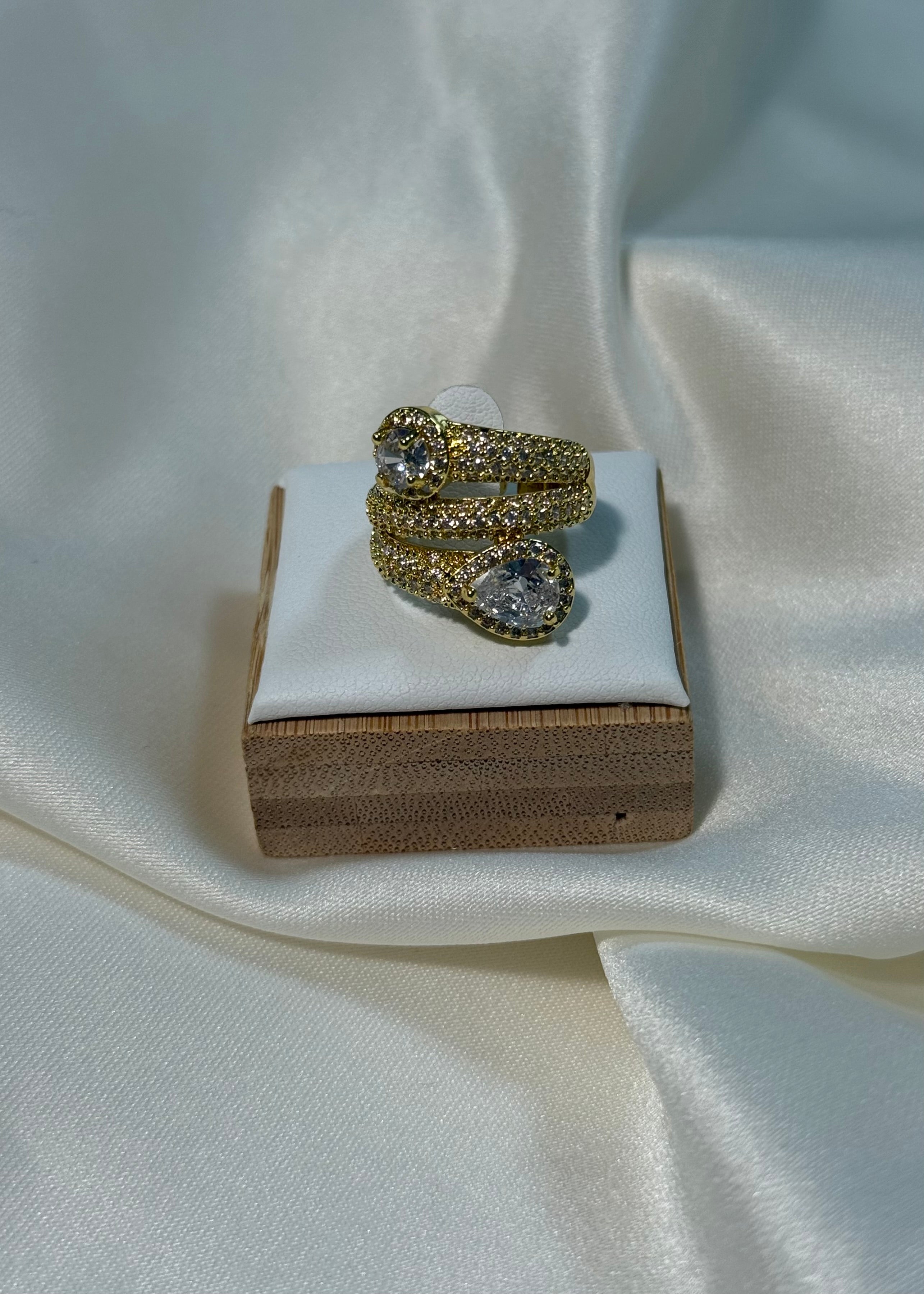 Anello Daisy in gold con pietra bianca