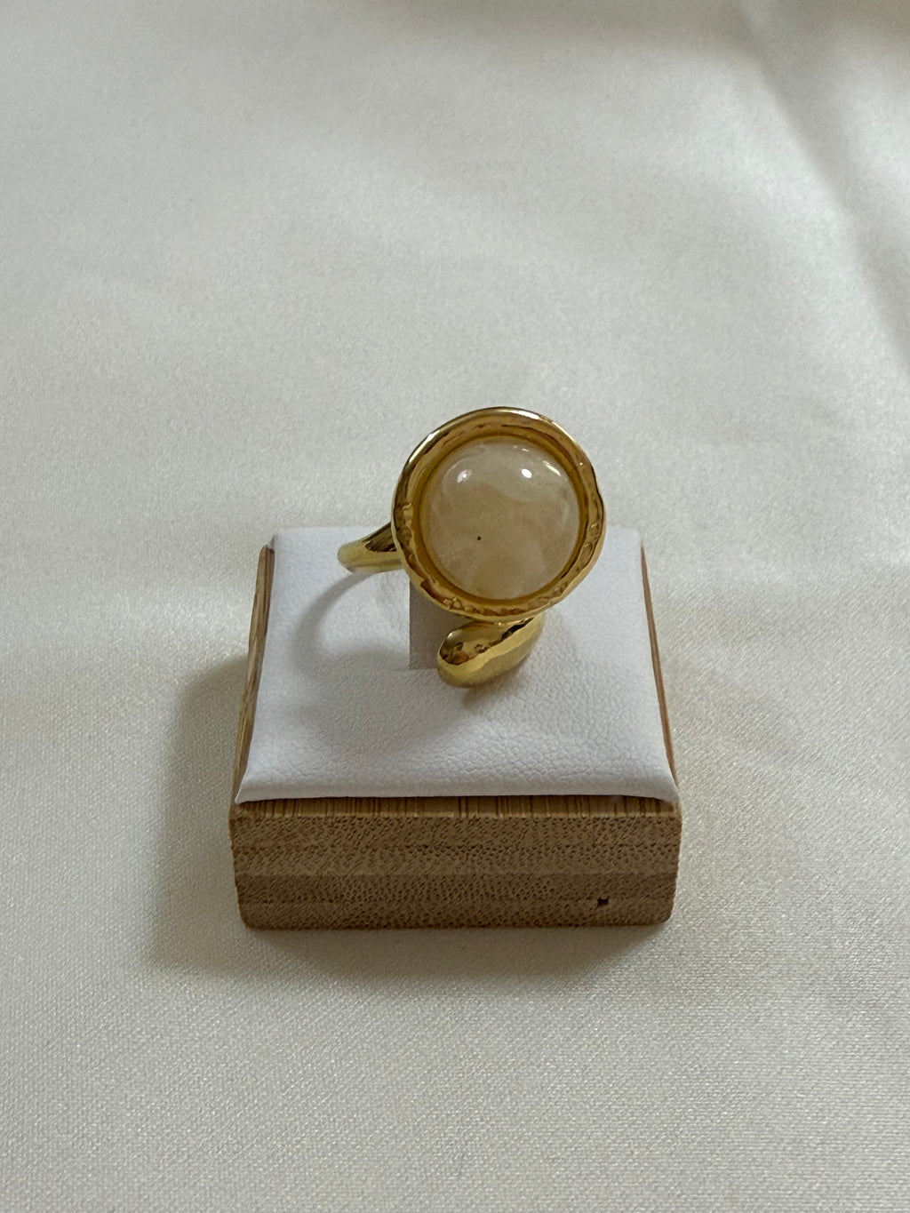 Anello “Ivonny” beige