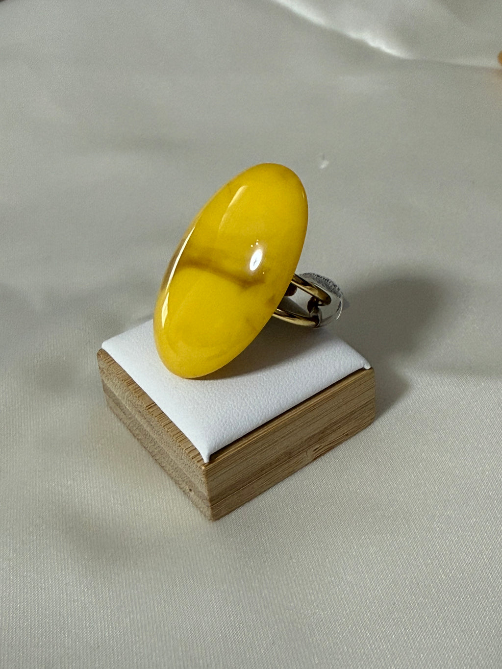 Anello ovale giallo