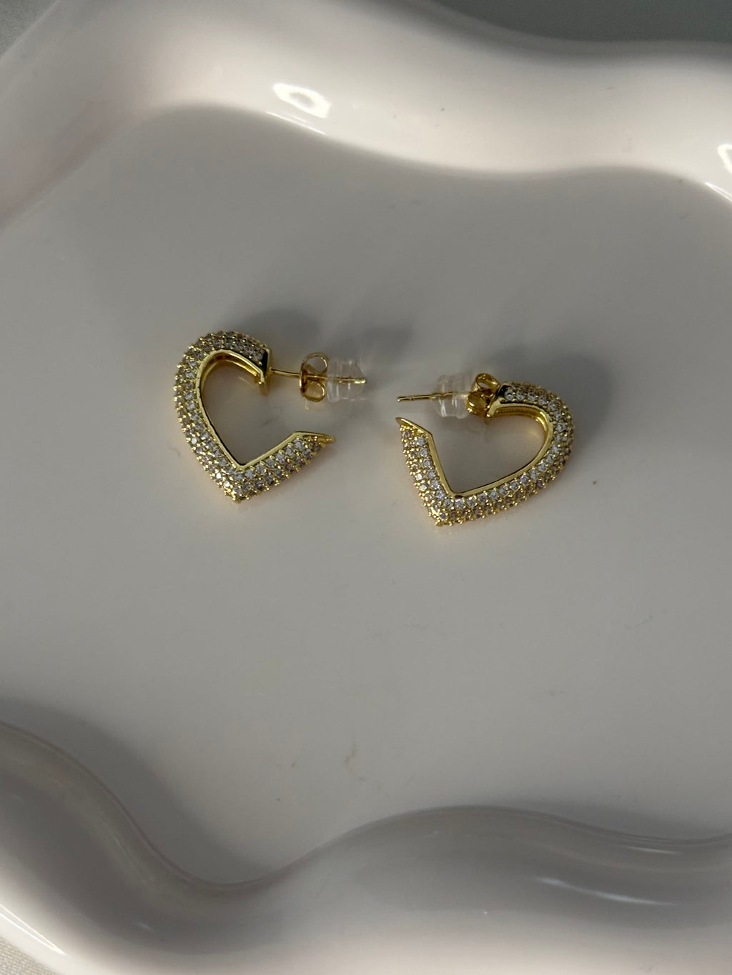 Orecchini “metà cuore” gold