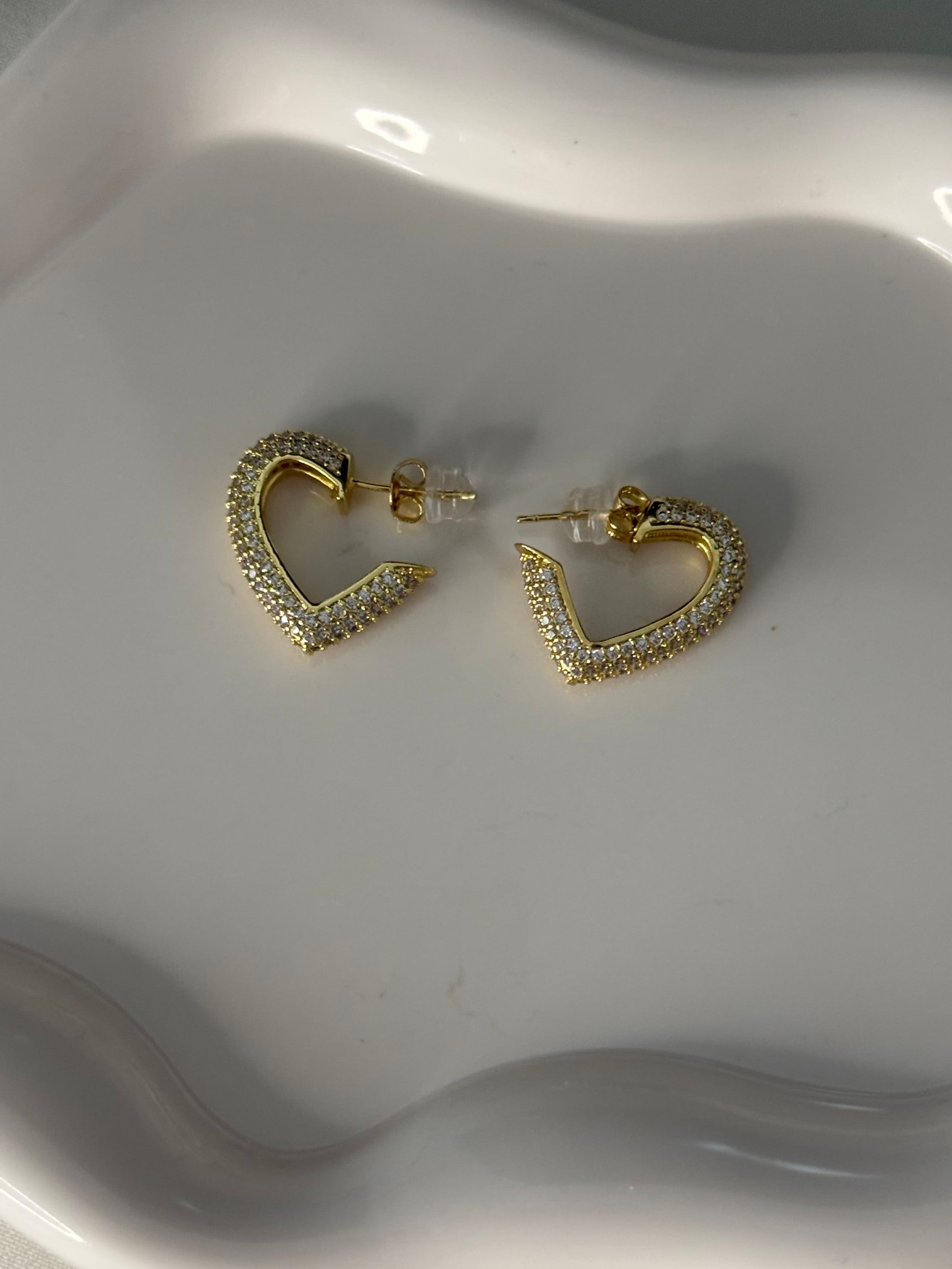 Orecchini “metà cuore” gold