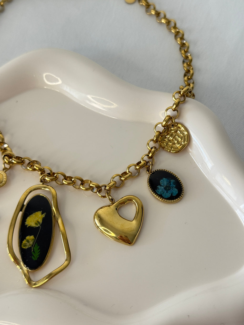 Collana black flowers