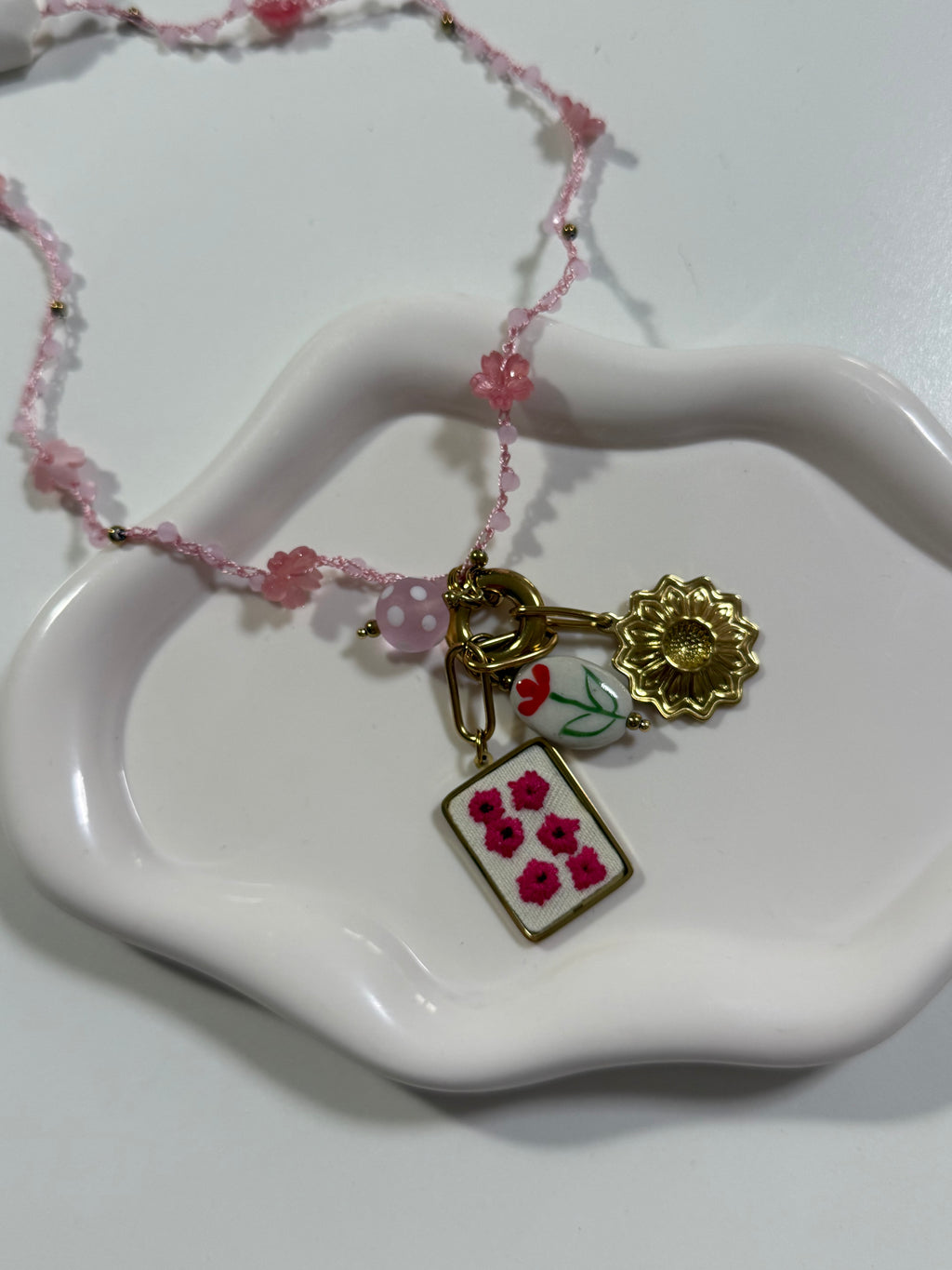 Collana rosa multicharm