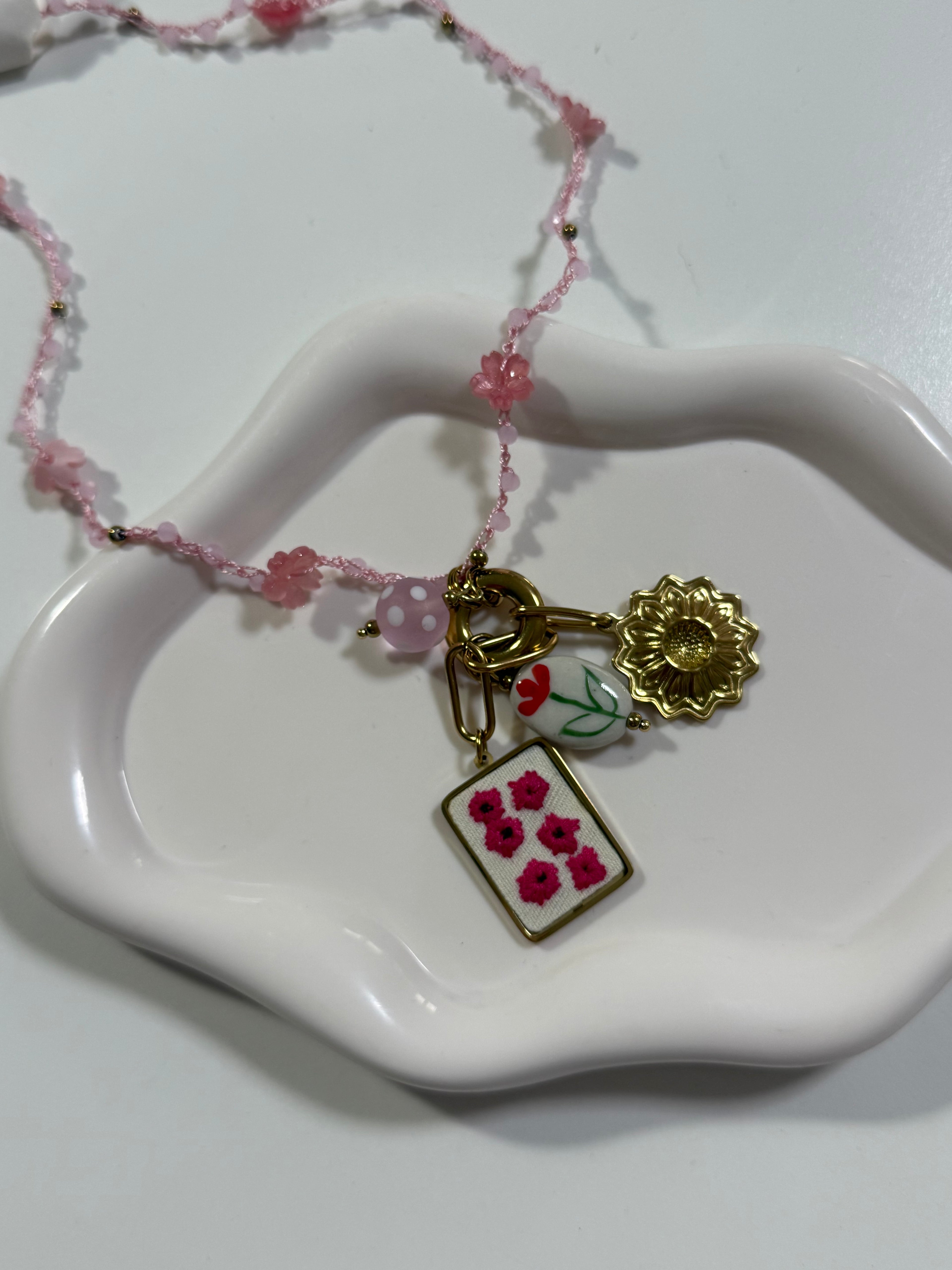 Collana rosa multicharm