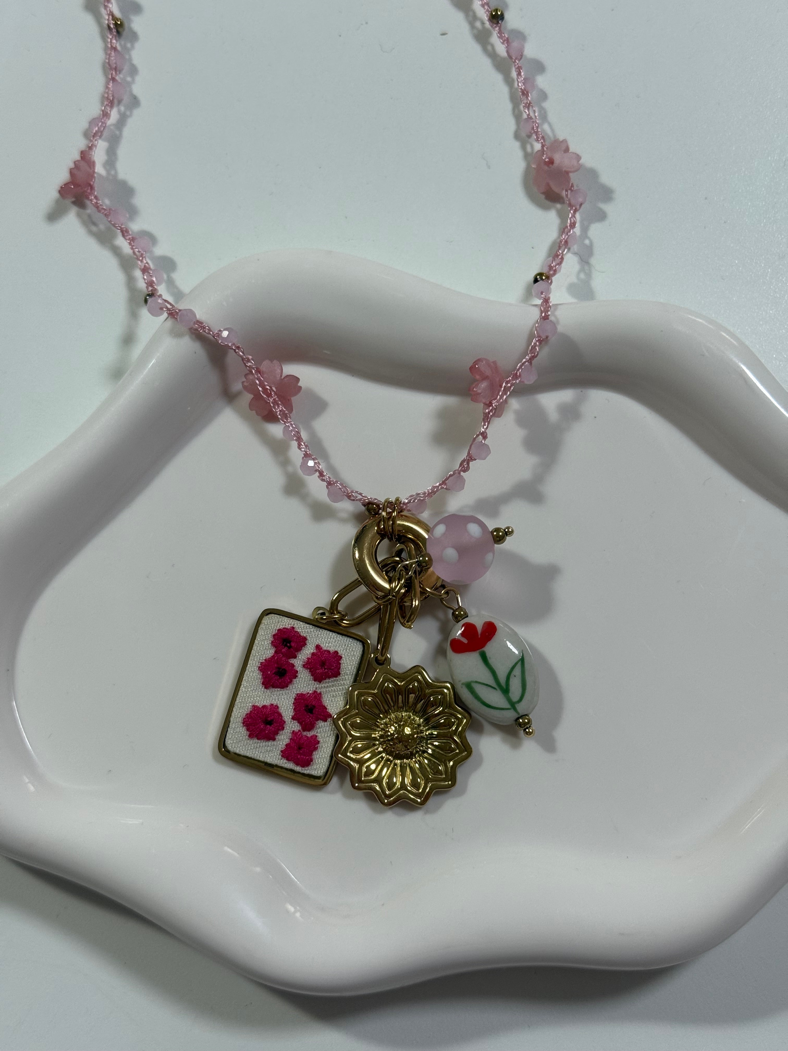 Collana rosa multicharm