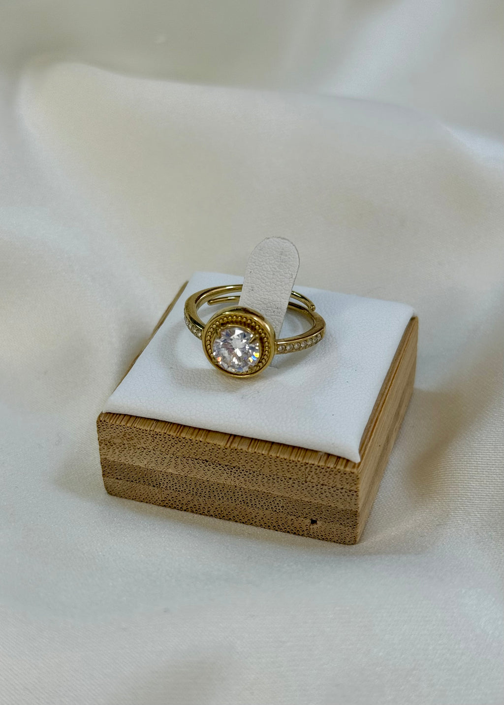 Anello solitario gold con pietra bianca