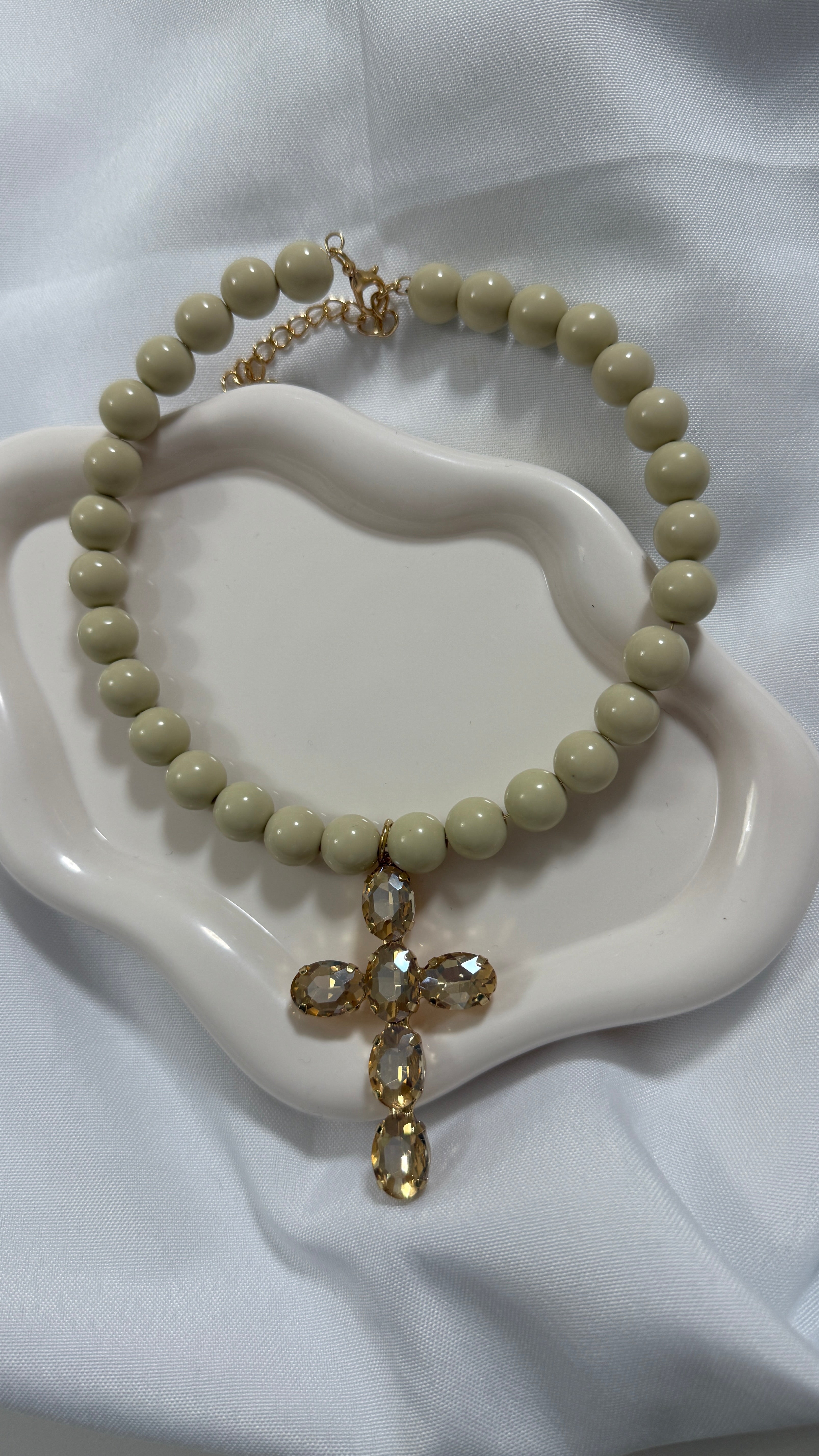 Collana con perle e croce