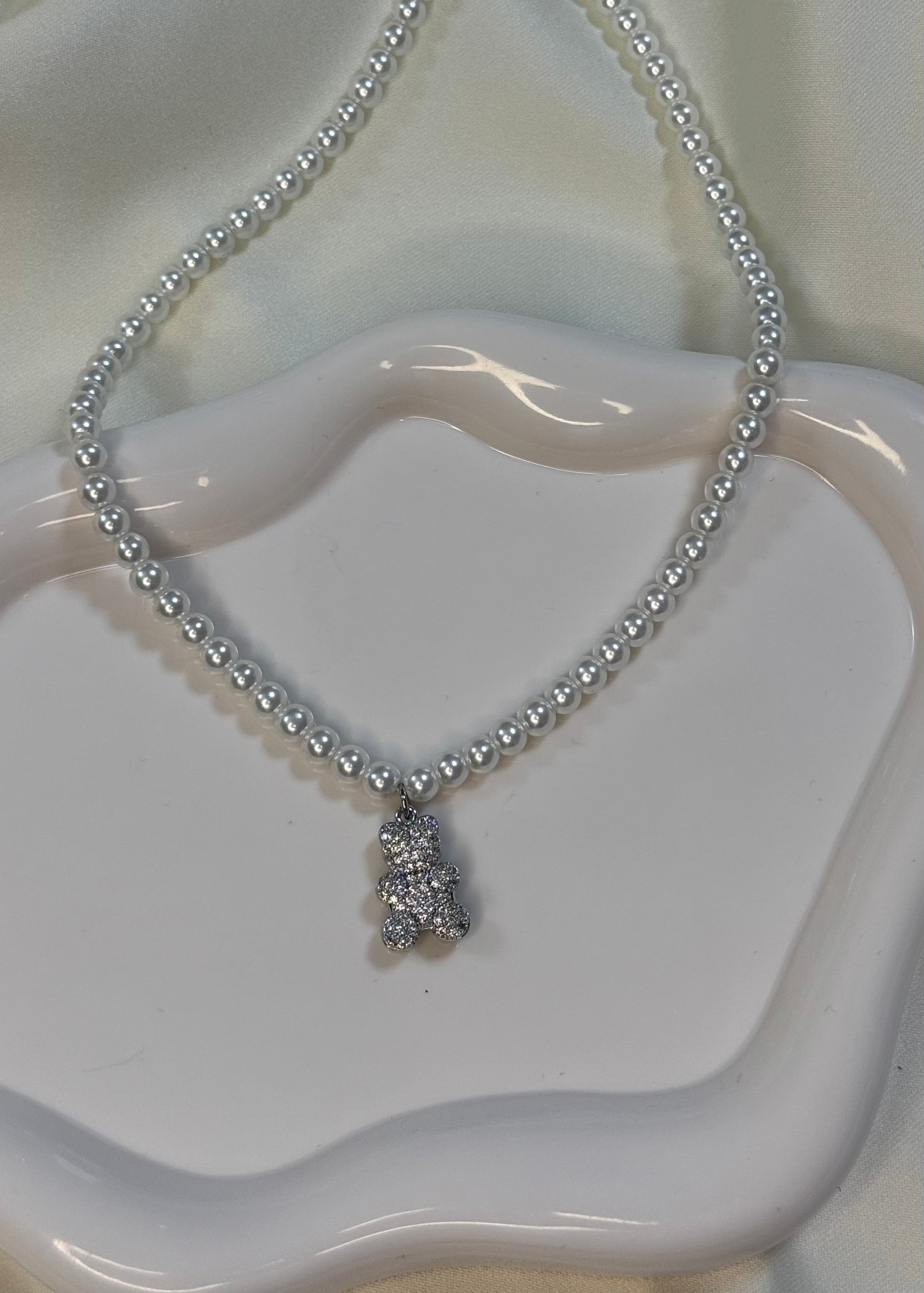 Collana perle e charm teddy brillantinato silver
