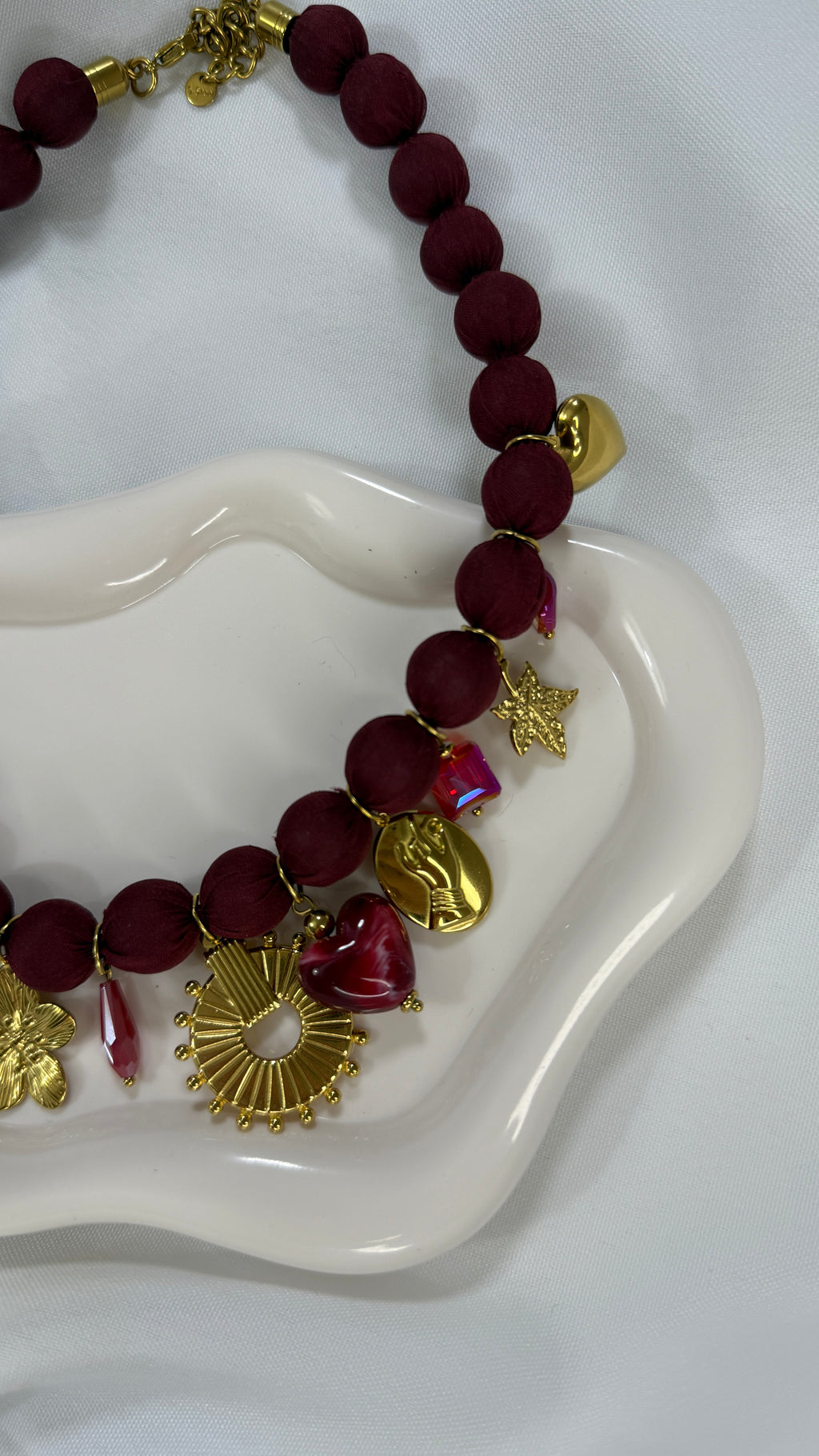 Collana Leila multicharm bordeaux